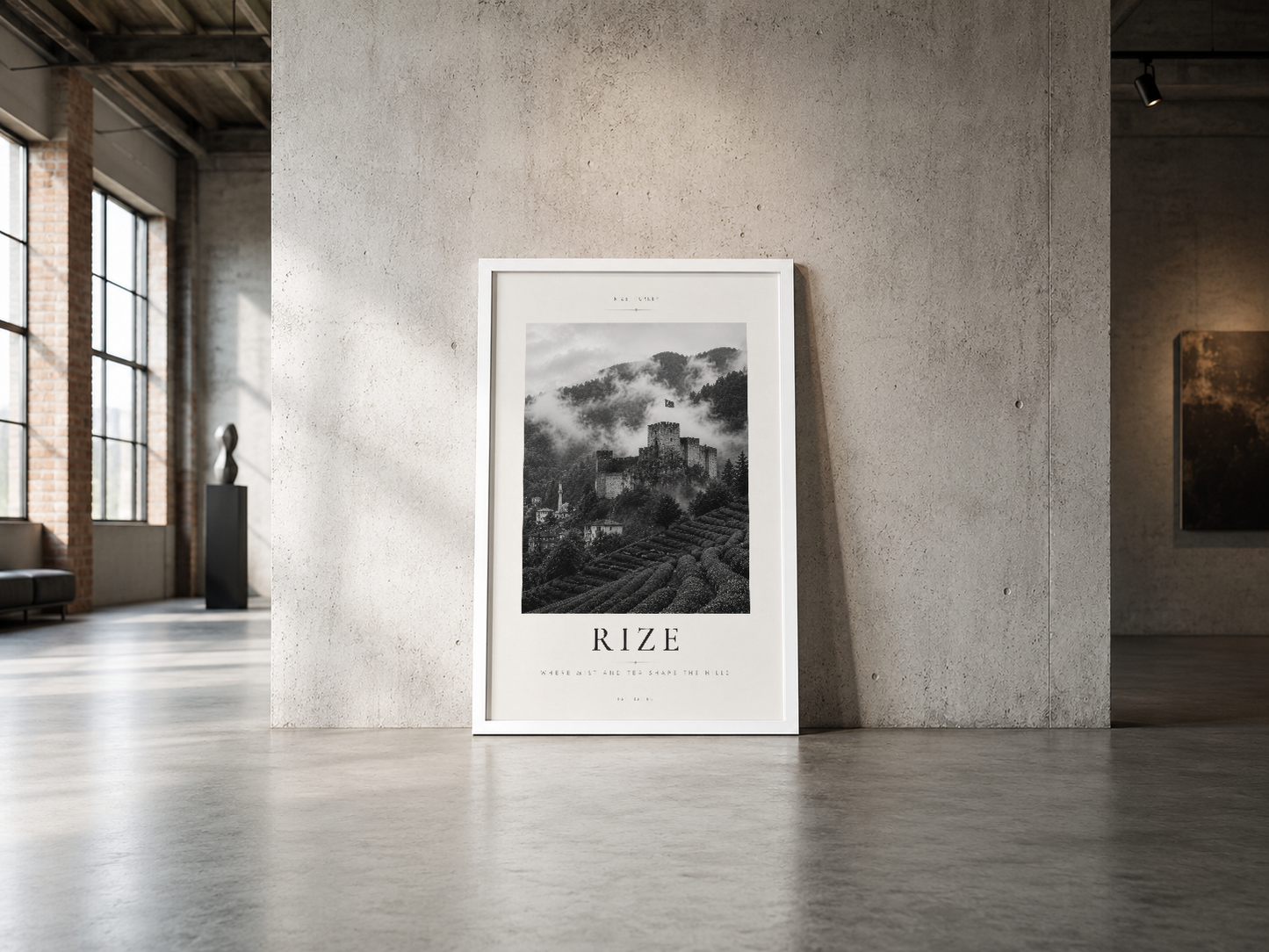 Misty dağ kalesi posteri, minimalist beyaz çerçeve ile endüstriyel betonun karşısında.