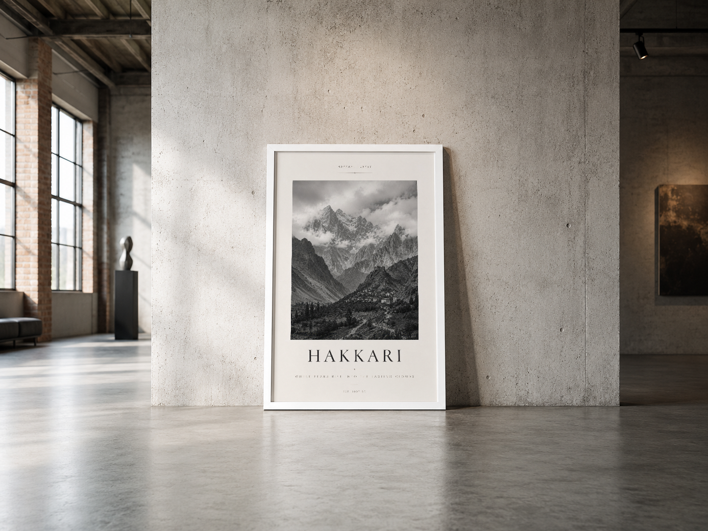 Siyah beyaz Hakkari dağ fotoğrafı posteri, endüstriyel alanda çerçevesiz şekilde, kaba beton duvar arka planına karşı