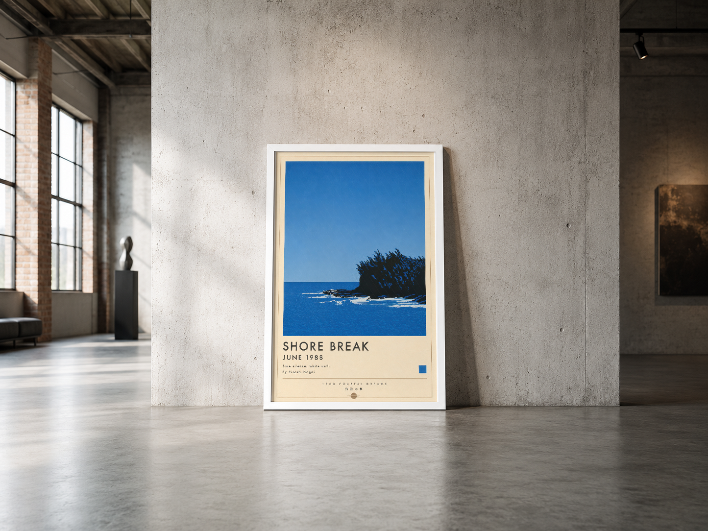 Koyu mavi deniz ve kayalık kıyı detaylarıyla endüstriyel mekan içinde havadar bir kırılma sunatan Shore Break poster sanatı.