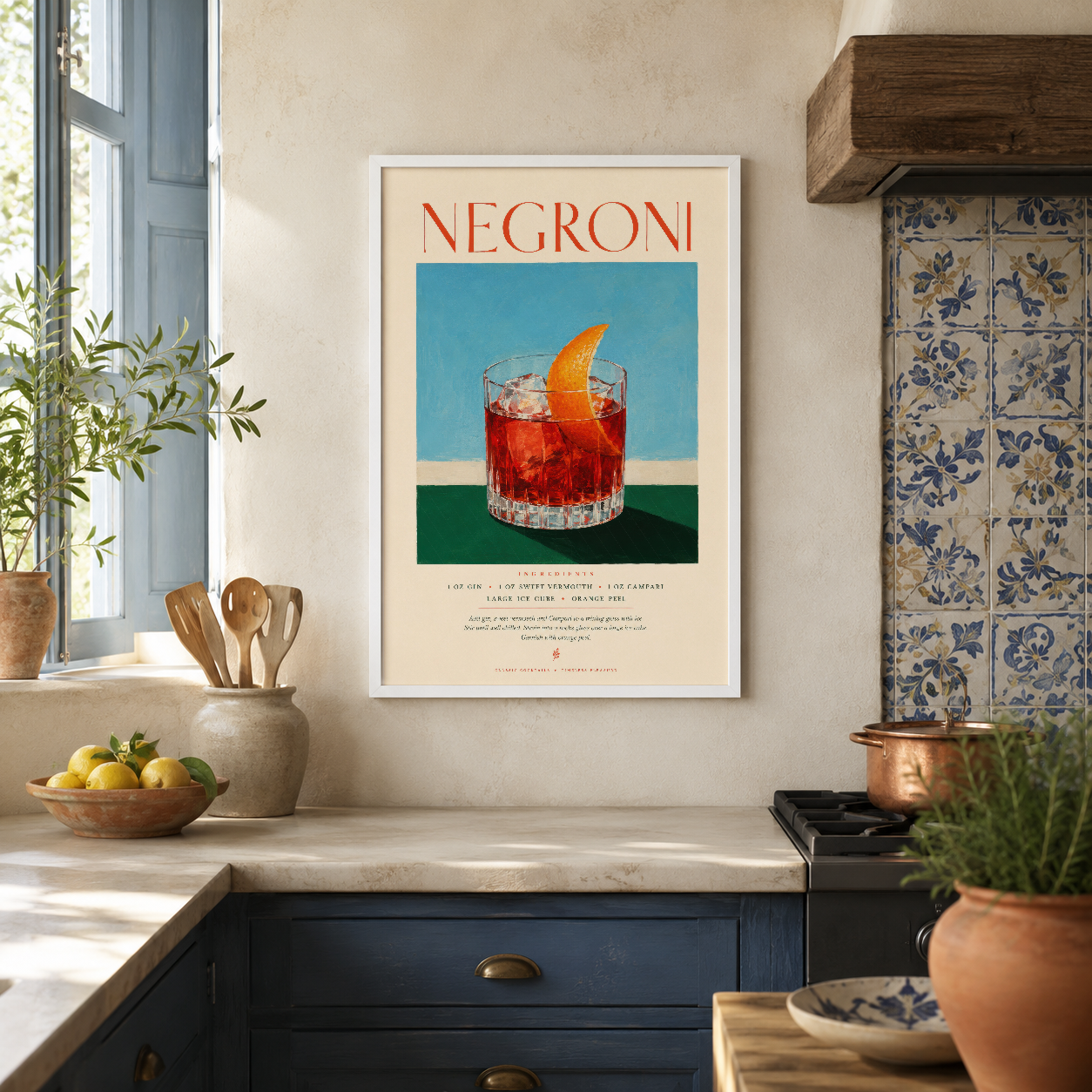 Negroni kokteyl posteri, beyaz çerçeveli, vintage tasarım, mutfak duvarında şık sunum.