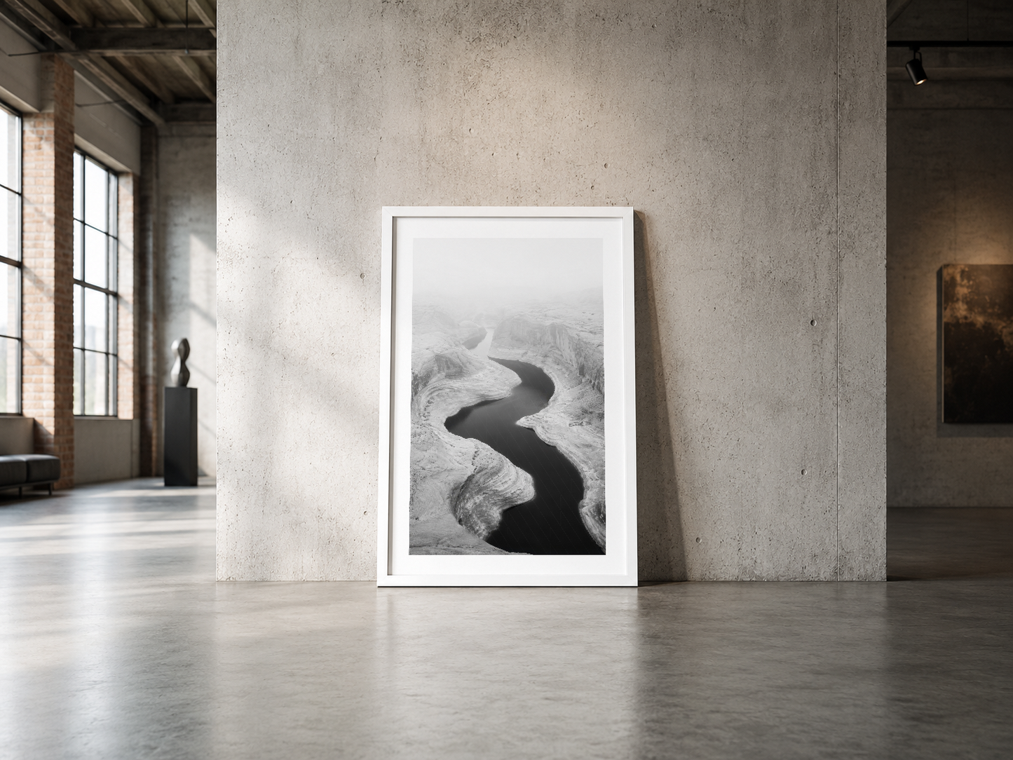 Beyaz çerçeveli minimalist nehir görüntüsü, endüstriyel betonun sadeliğini vurgulayan poster.