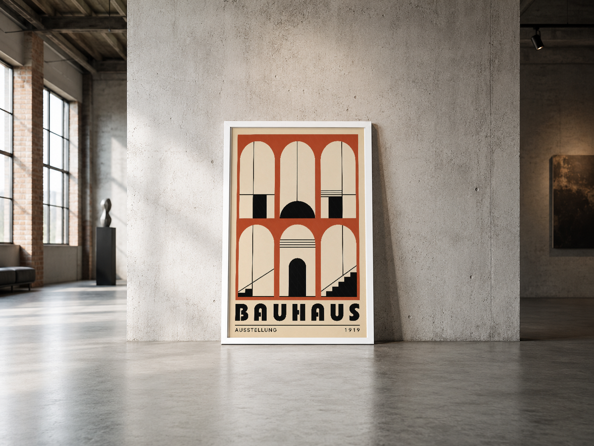 Ikonik Bauhaus sergisi afişi, siyah çerçevesi ve vintage estetik duvar sanatı, endüstriyel mekan için.