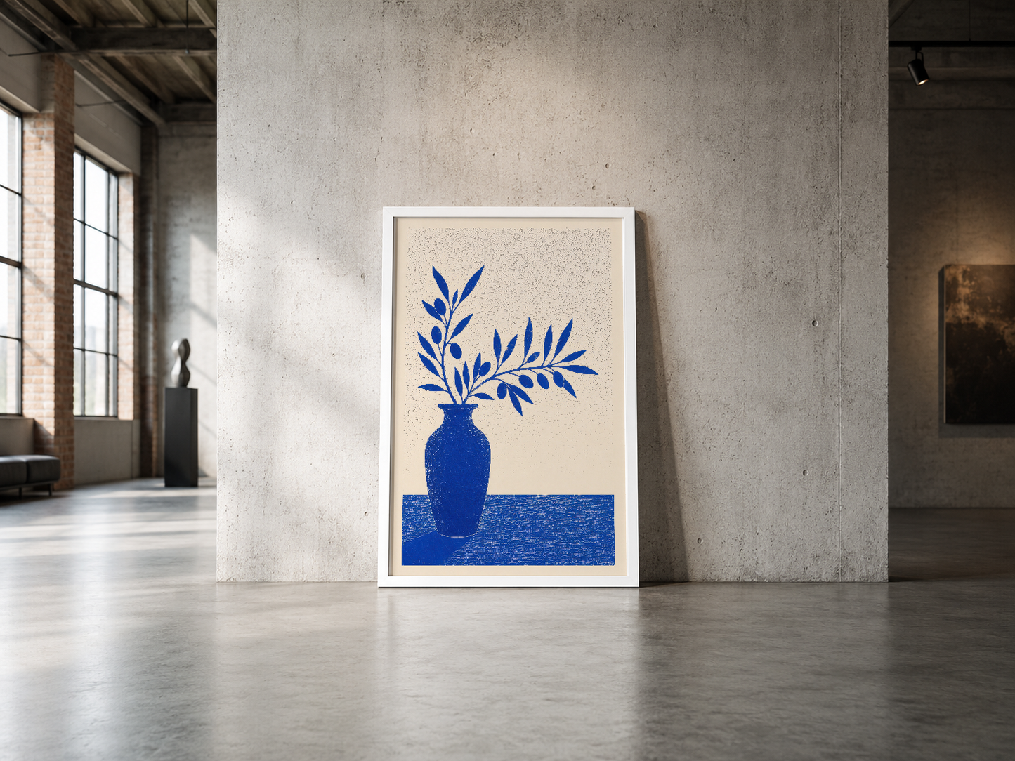 Geometrik mavi vazo ve bitki sahnesi, beyaz çerçeveli poster sanat eseri endüstriyel mekan duvarına karşı.
