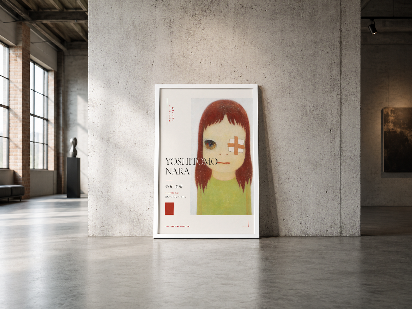 Yoshitomo Nara imzalı, çarpıcı göz ve kırmızı saçlı karakterin, modern galeri alanında sergilenen sanat eseri.