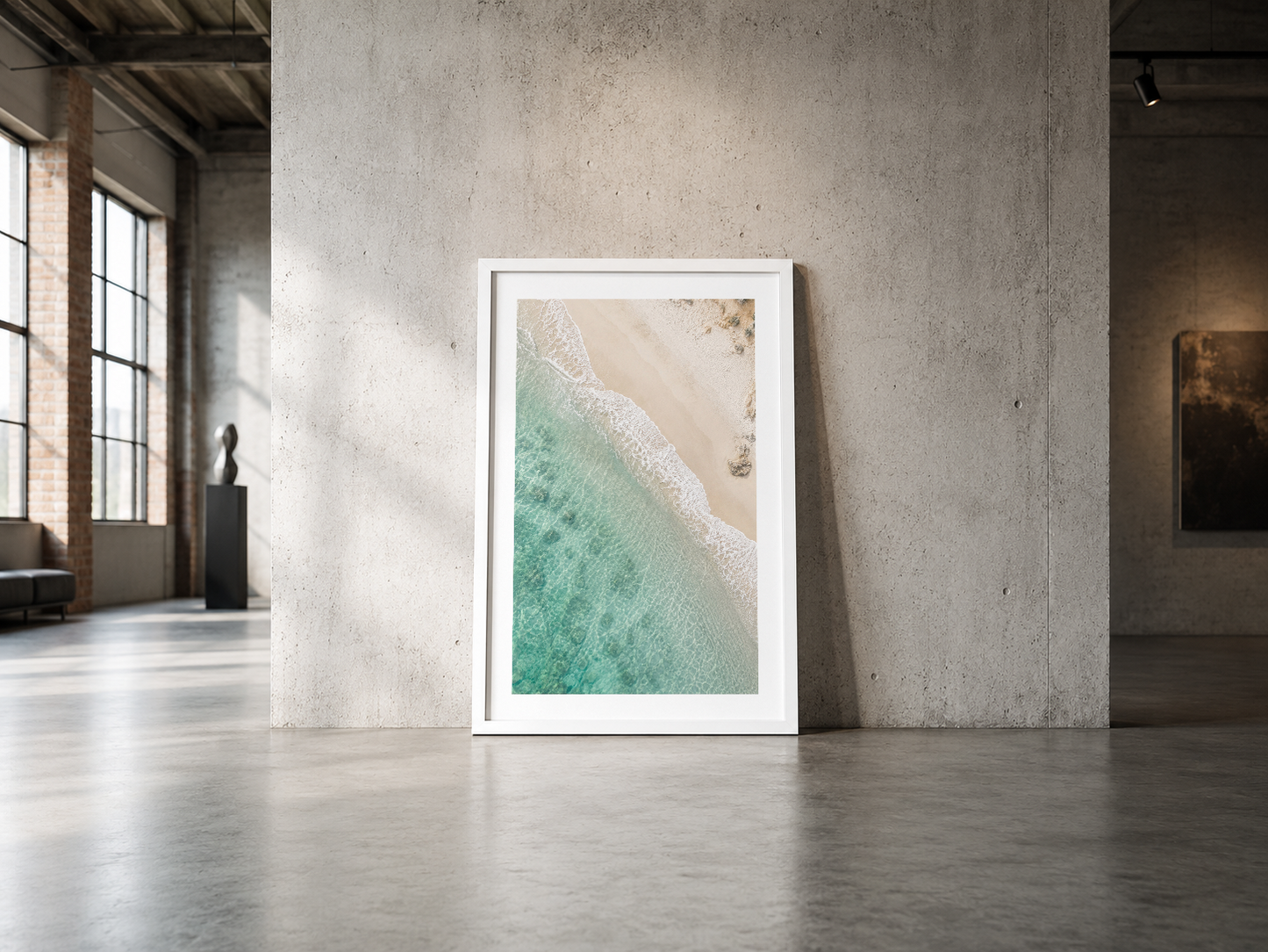 Deniz manzarası posteri, beyaz çerçeveli, endüstriyel alanda duran minimalist sanat eseri.