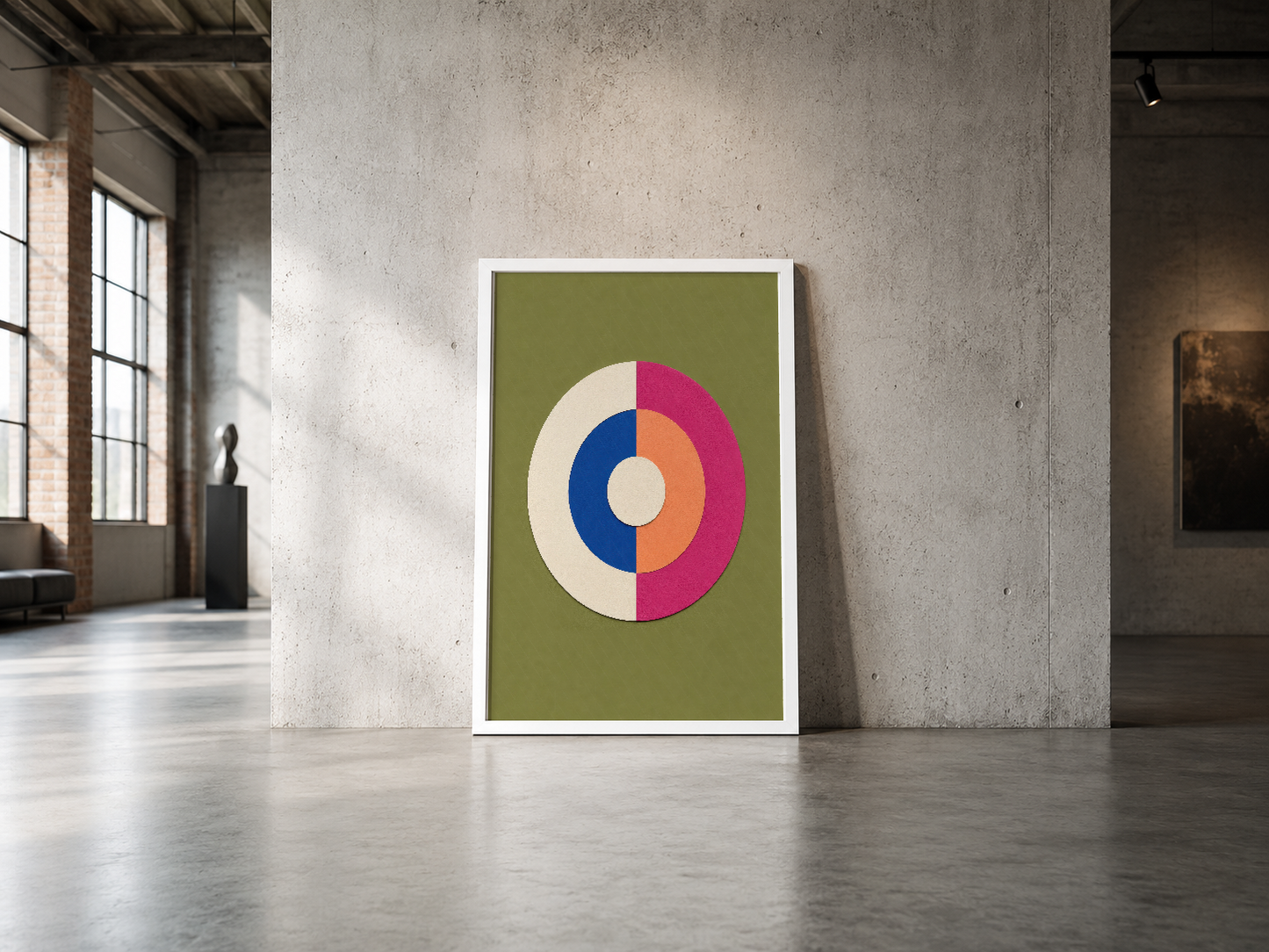 Soyut sanat tarzı renkli daire motifli tablo, minimalist endüstriyel mekanda beyaz çerçevesiyle sergileniyor.
