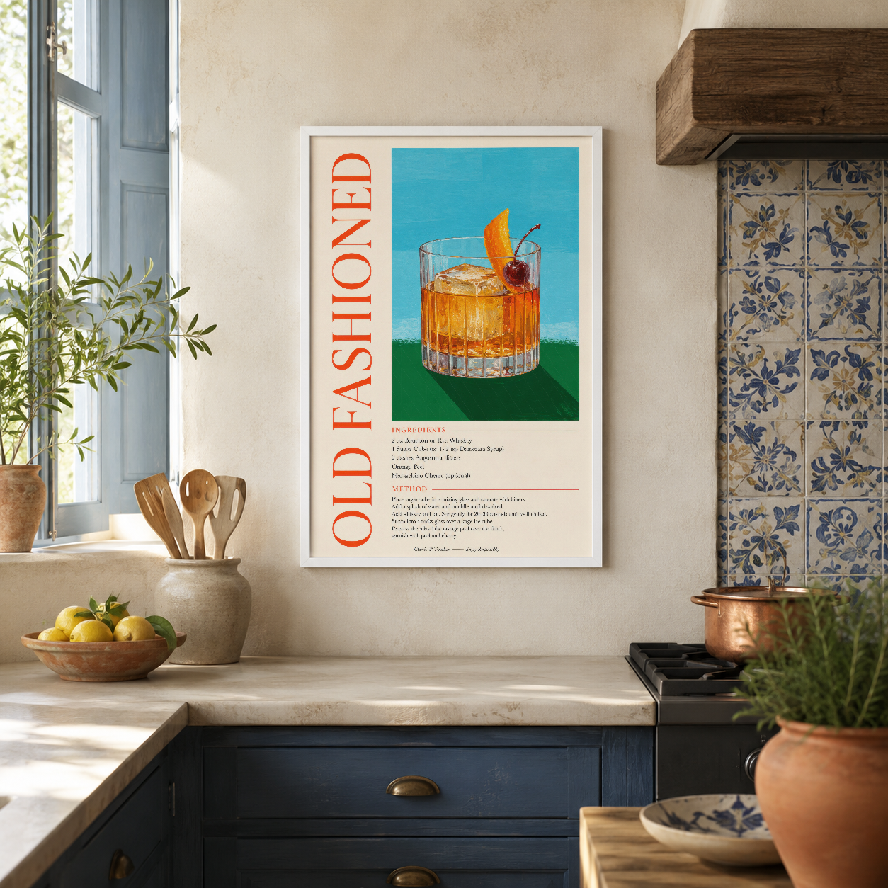 Vintage tarzı Old Fashioned posteri, beyaz çerçevede, modern mutfak dekorasyonunda asılı, içecek tarifleri ve malzemeleri