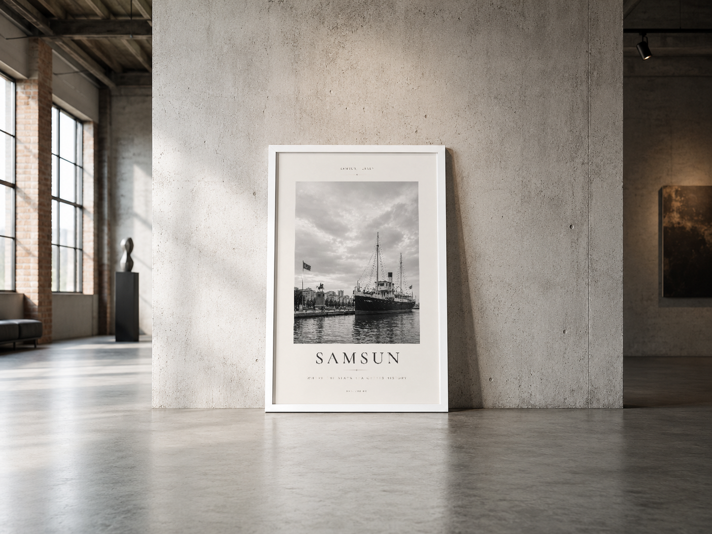 Eski bir gemi manzarası taşıyan minimalist poster, endüstriyel betonlu geniş alanda sergilenmiş.