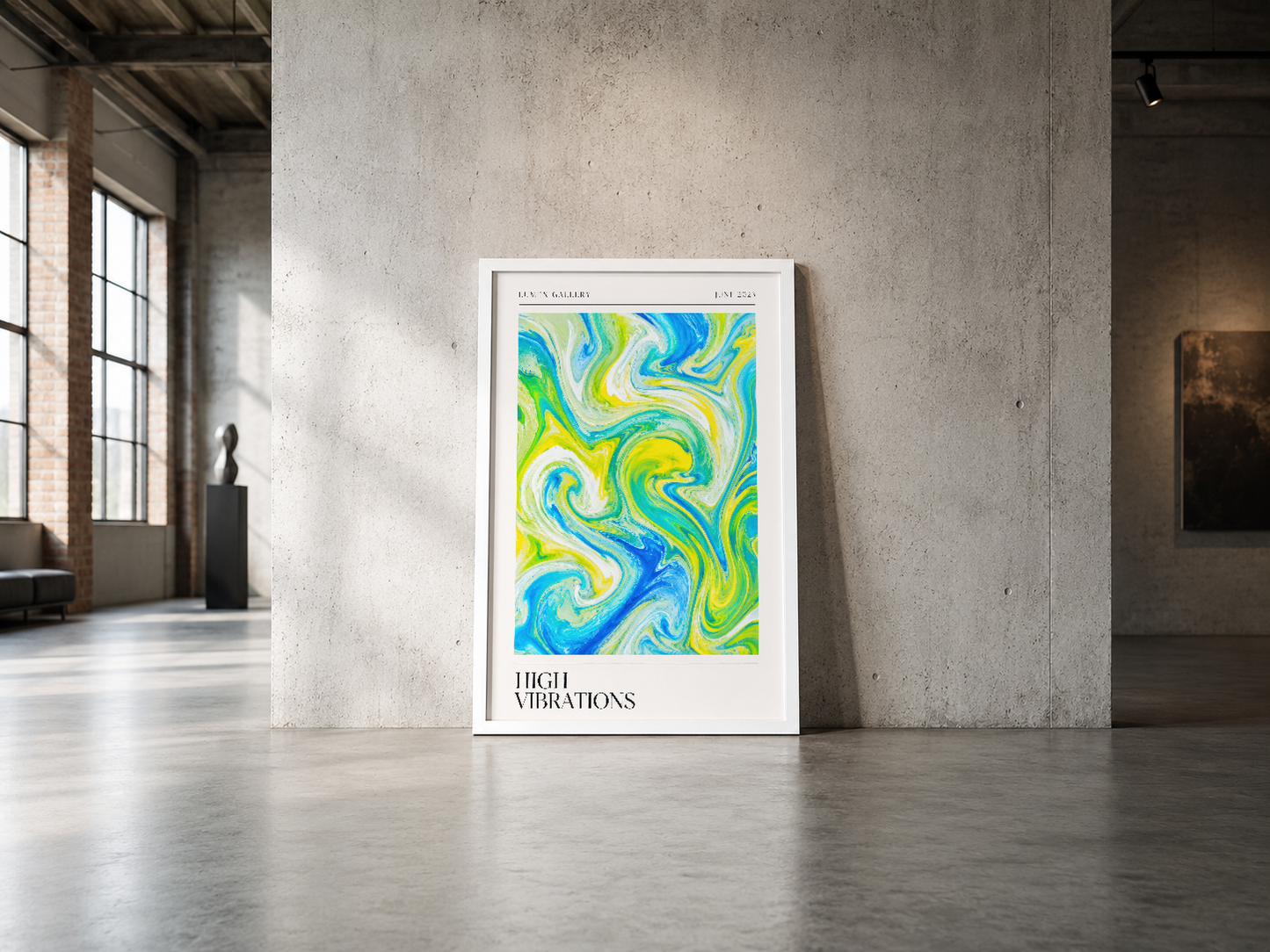 Canlı renklerde spiral motifli soyut sanat tablosu, beyaz çerçeveli, endüstriyel minimalist alanda sergileniyor.