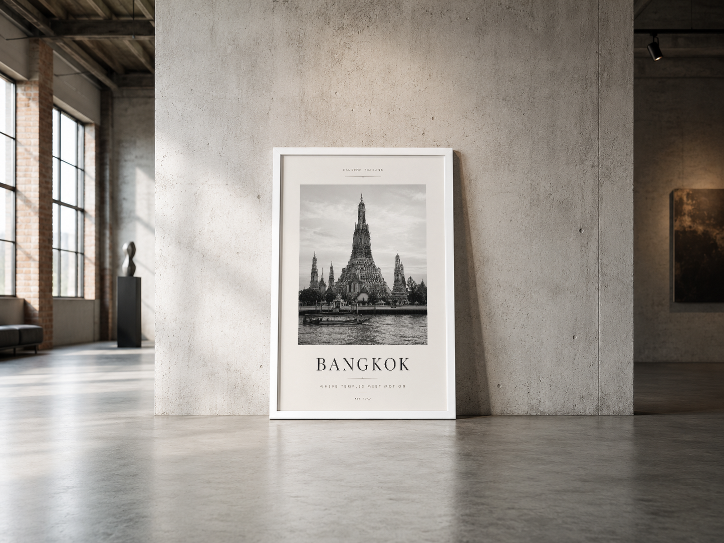 Bangkok tapınağı posterinin minimalist beyaz çerçevesi endüstriyel betonun sütun mekanında sergilenmektedir.