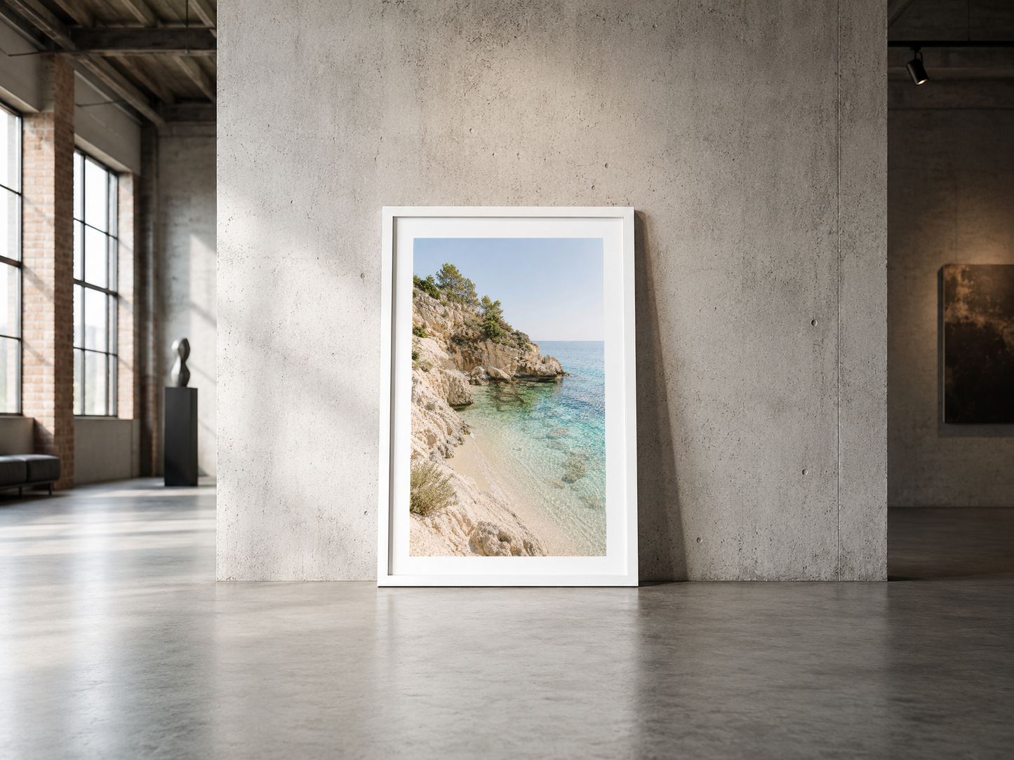 Beyaz çerçeveli, tropikal plajın serenliğini yansıtan modern deniz manzarası posteri.