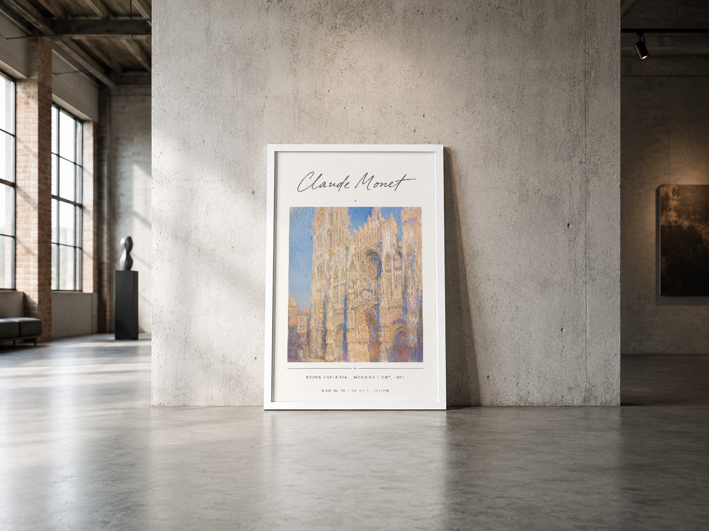 Monet'nin ikonik Rouen Katedrali posterinin beyaz çerçevede yer aldığı, endüstriyel bir galerinin béton duvarına karşı sakin