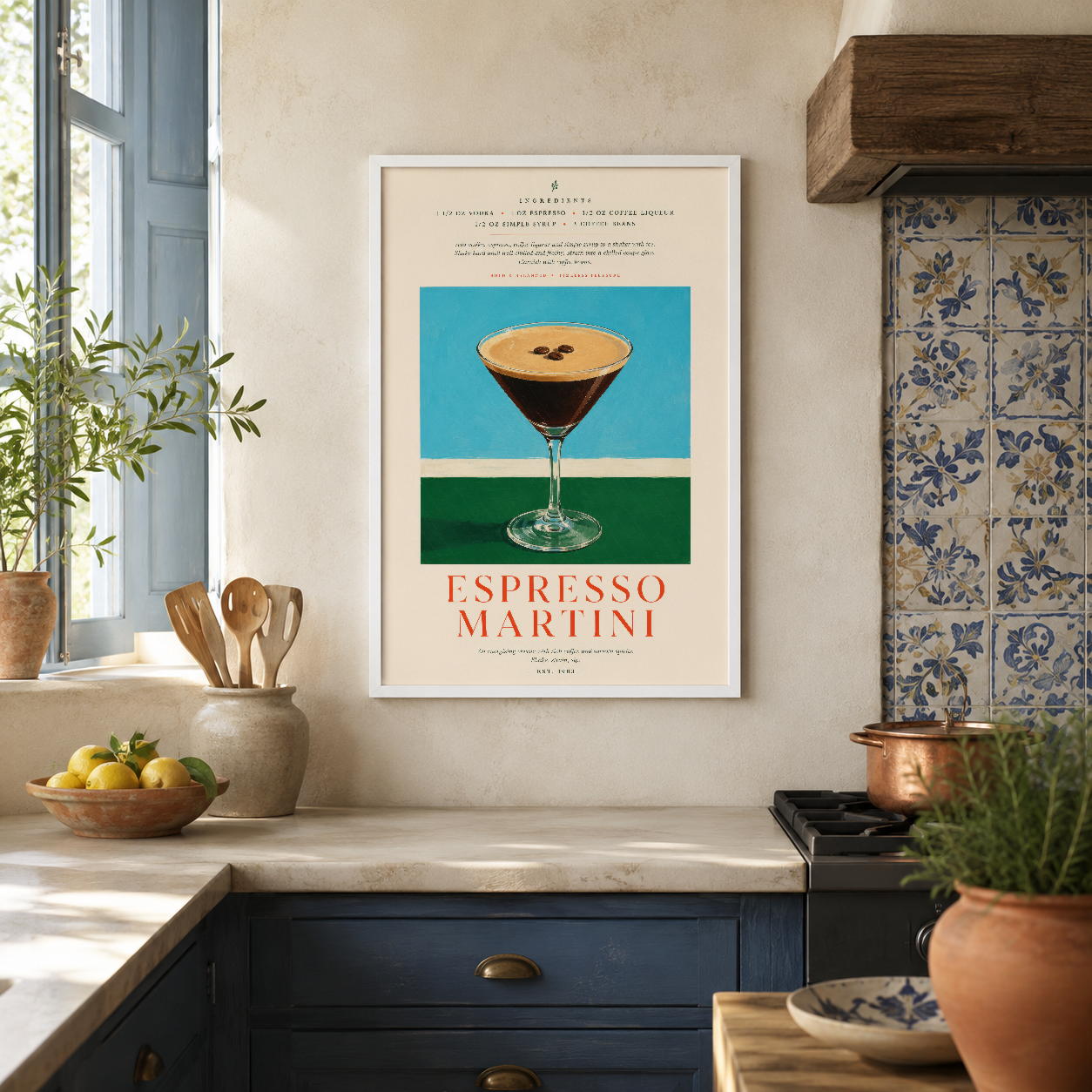 Espresso Martini vintage posteri, beyaz çerçevede, mutfak tezgahının üstünde sergilenen klasik içecek tablosu.