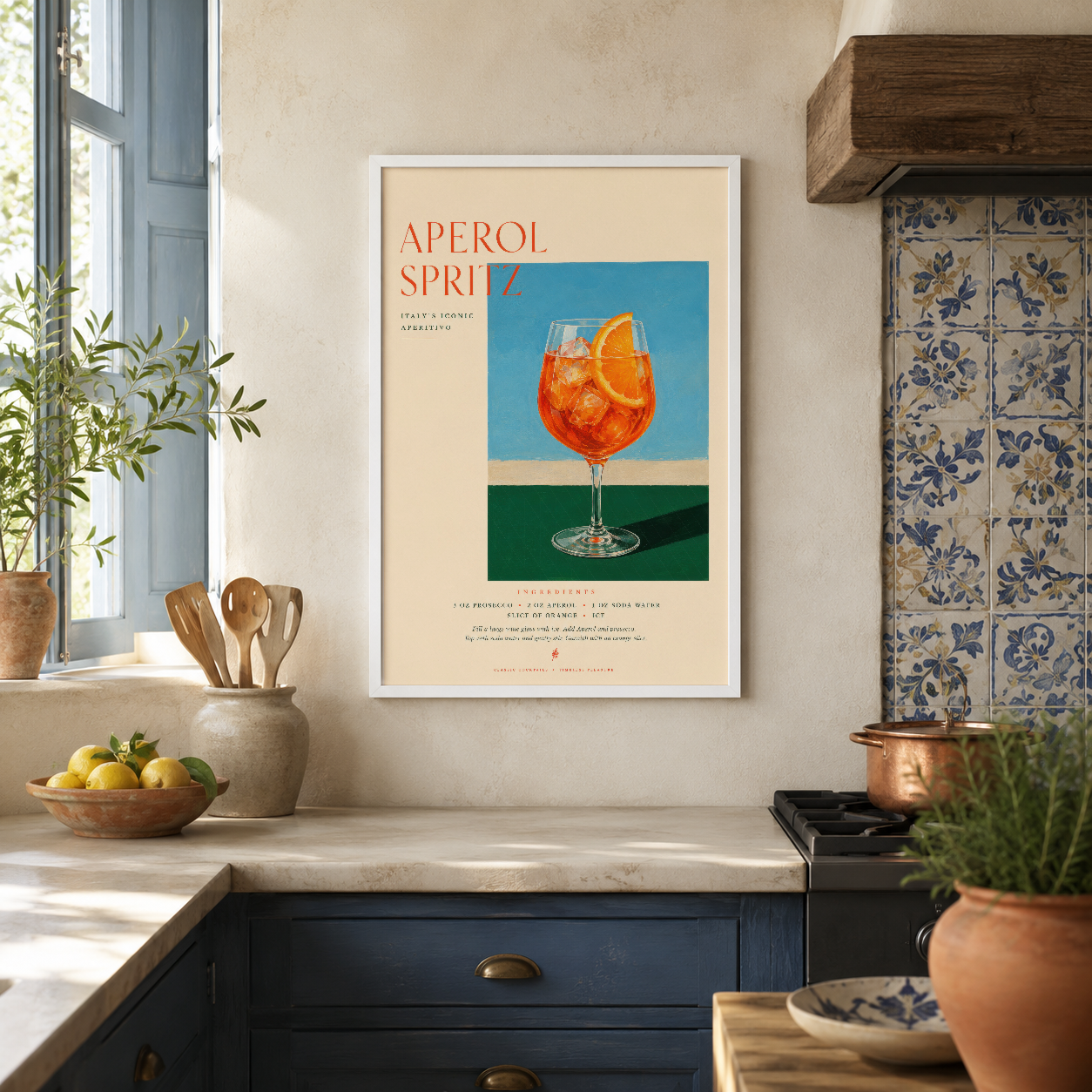 Canlı Aperol Spritz tablosu, beyaz çerçeveli, klasik mutfak dekorasyonunda şık duruyor.