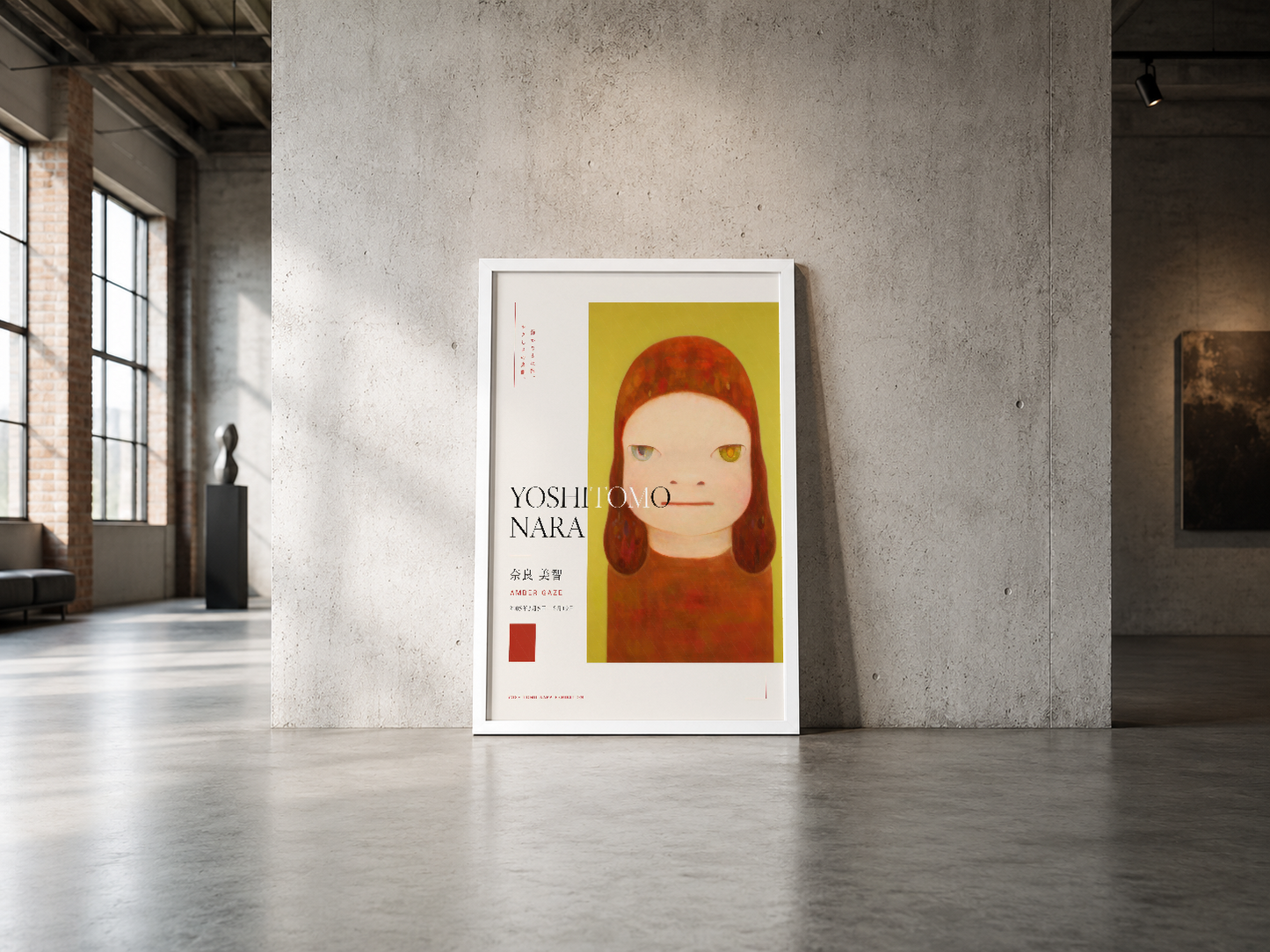 Yoshitomo Nara imzalı minimalist portre poster, endüstriyel galerinin beton duvarında sergileniyor.