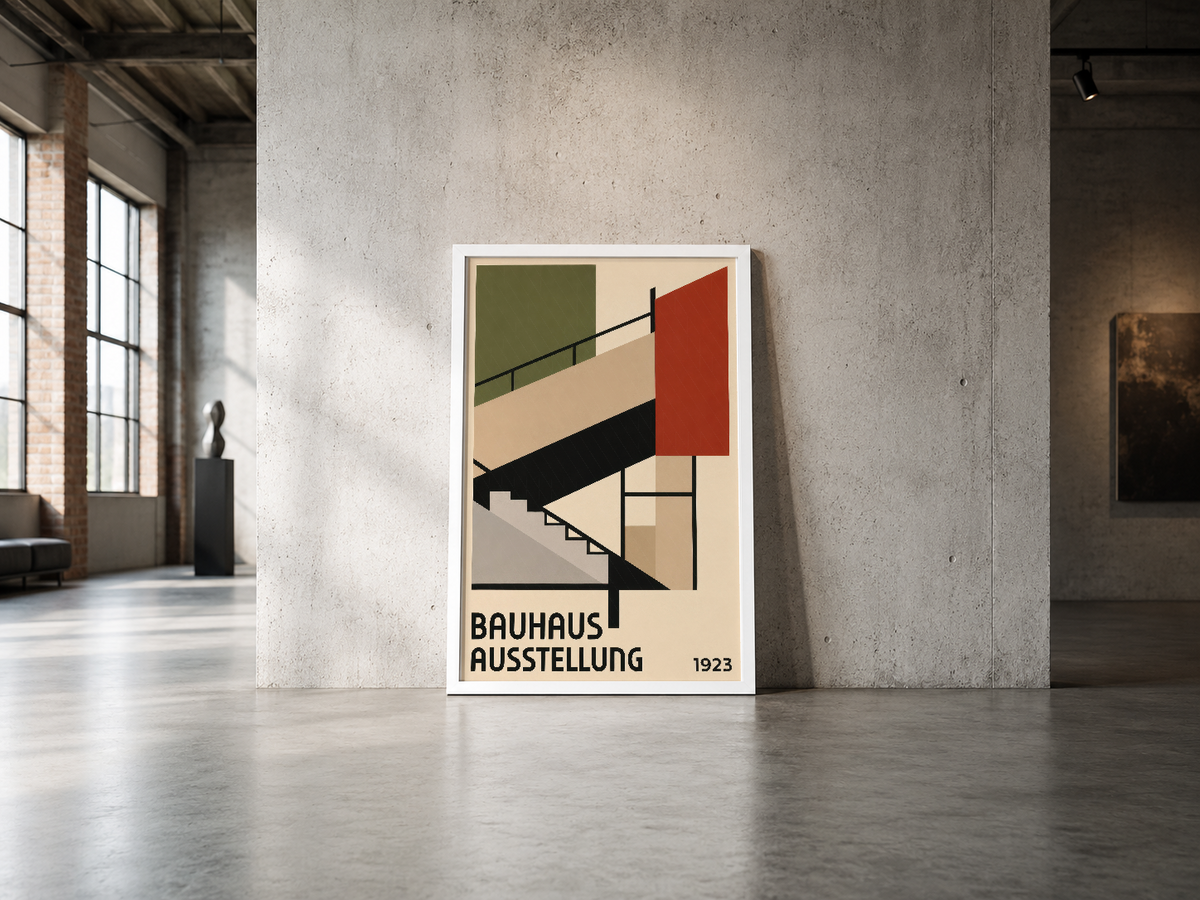 Bauhaus tarzı merdiven posteri, çağdaş endüstriyel mekanda çerçeveli duvar sanatı olarak sergileniyor.