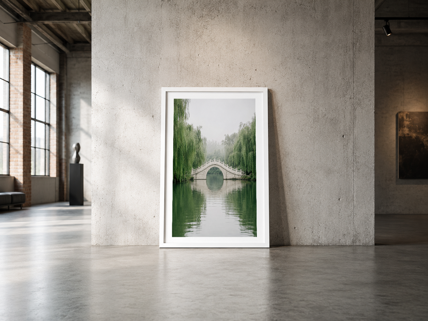 Beyaz çerçeveli minimalist köprü tablosu, endüstriyel betonla kaplı geniş galeri mekanında sergileniyor.