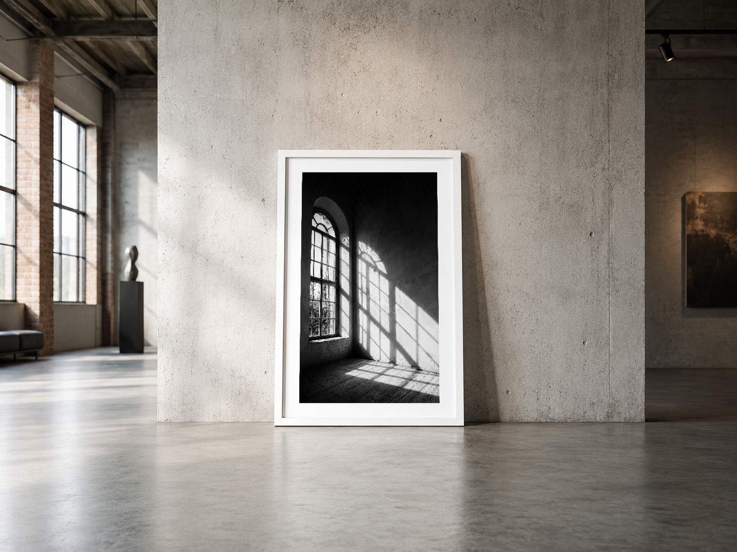 Pencere ışığının geometrik desenini yakalan minimalist siyah beyaz poster, beyaz çerçeveli şekilde.
