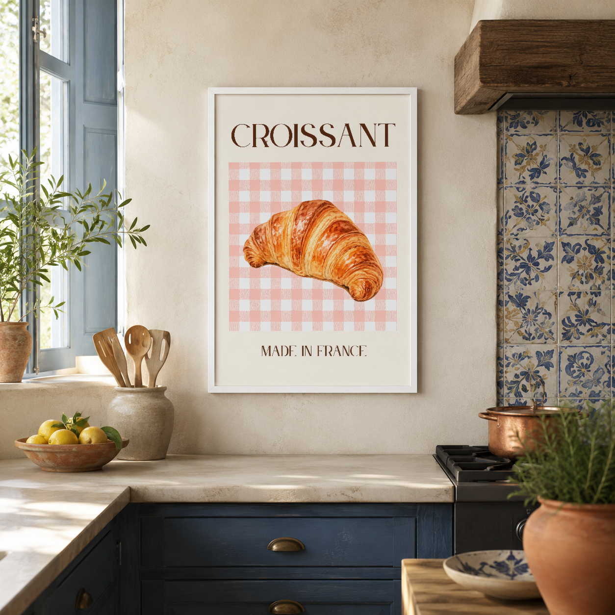 Vintage tarzda croissant posteri, mutfak dekorasyonunda zarif ve retro bir atmosfer yaratıyor.