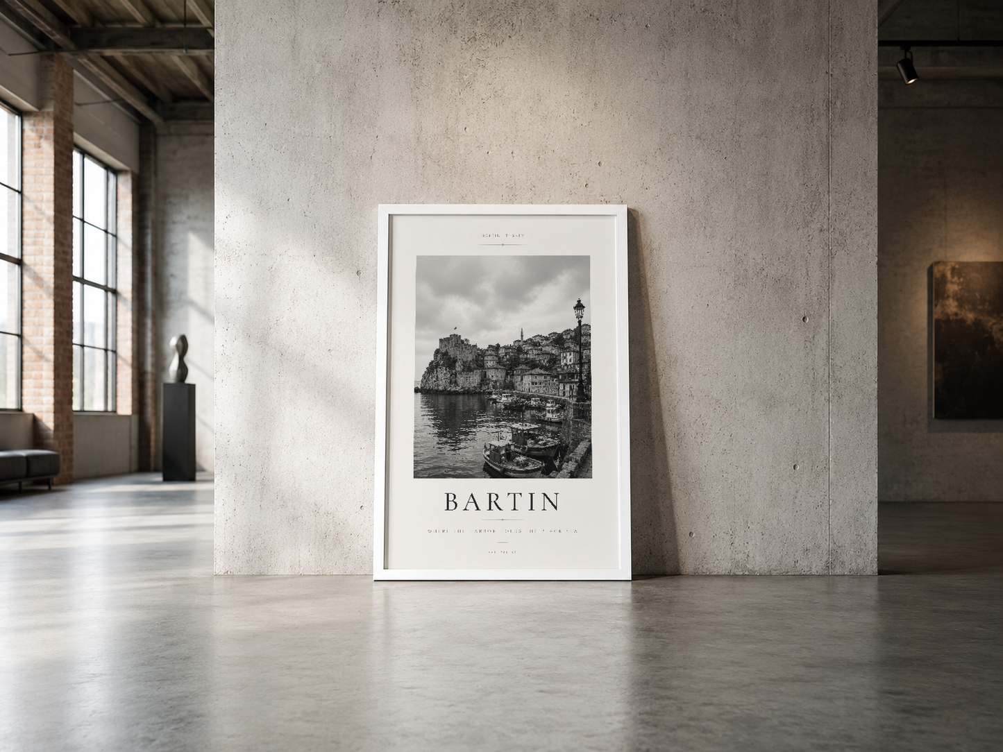 Bartın şehir görünümü minimalist beyaz çerçeveli poster, endüstriyel loft alanında zemine yaslı şekilde sunuluyor.