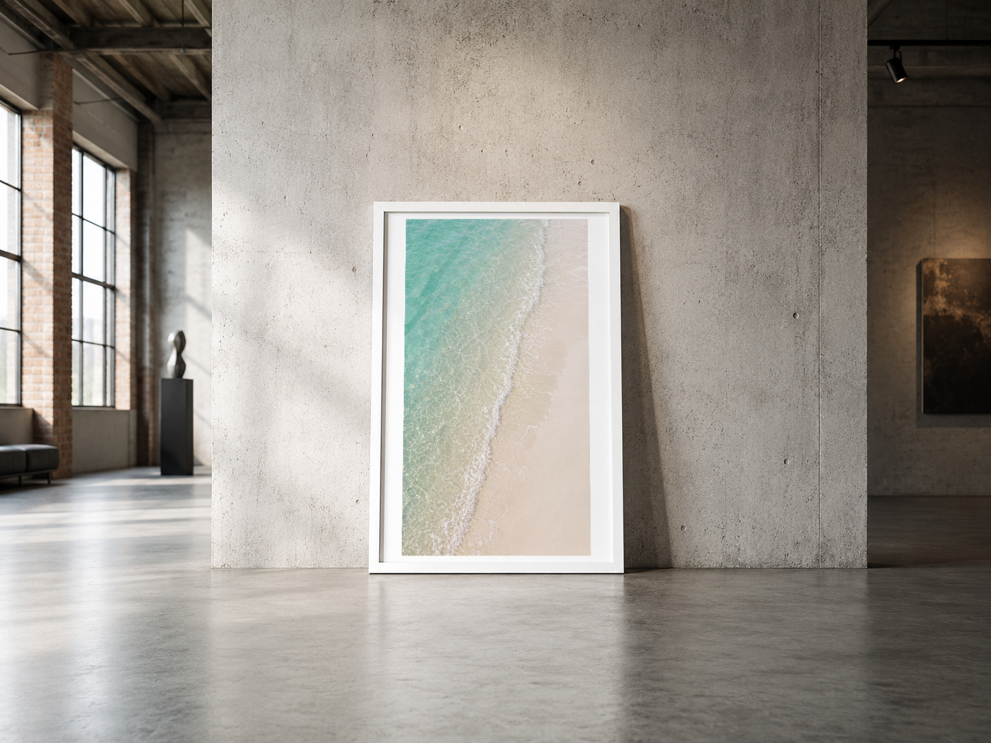 Açık renkli çerçevede, kristal berraklığında deniz ve kumsal detaylarını gösteren minimalist tasarım.