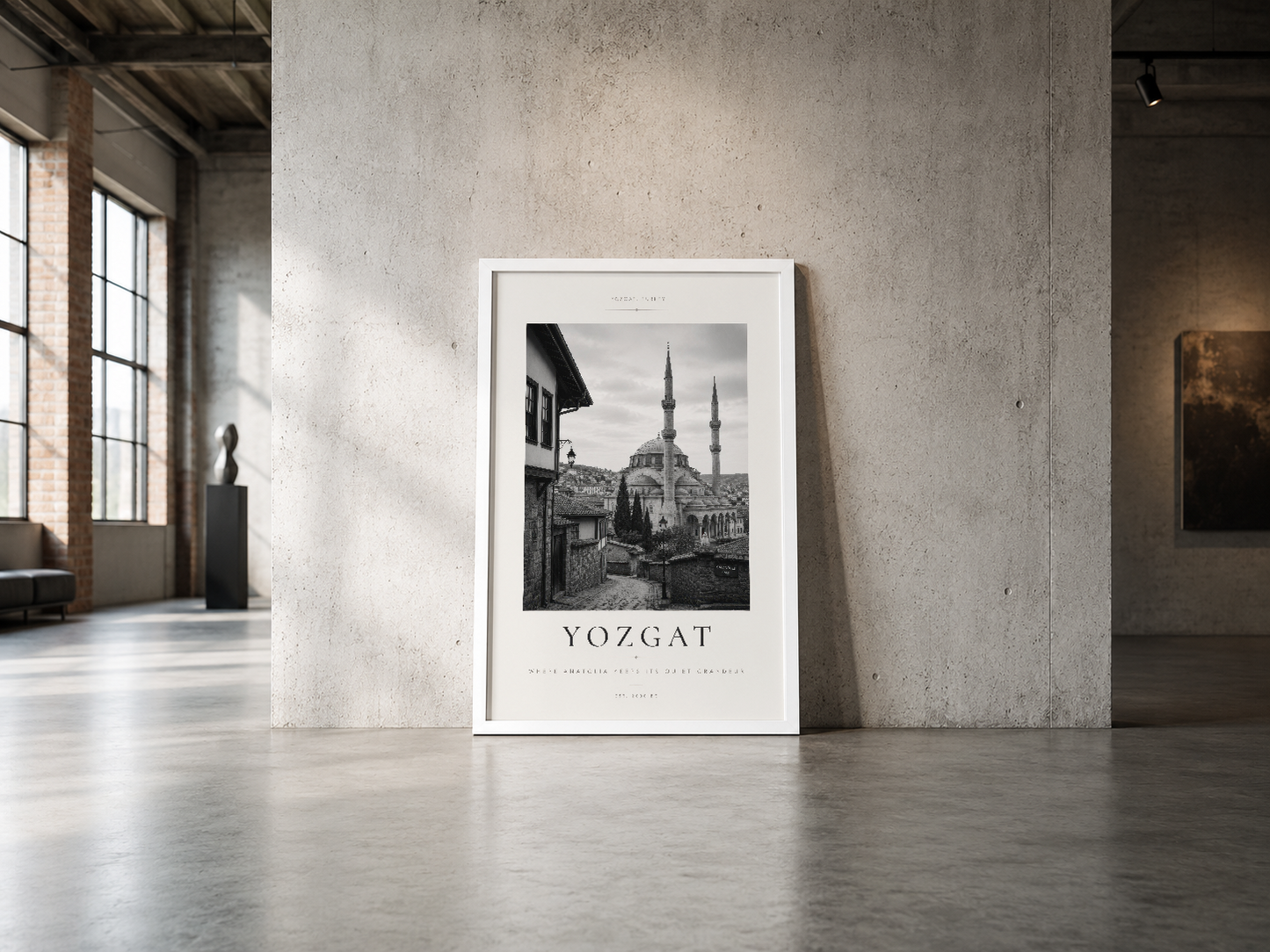 Yozgat şehrinin mimari güzelliğini kapsayan siyah beyaz fotoğraf poster, endüstriyel loft mekanında sergileniyor.