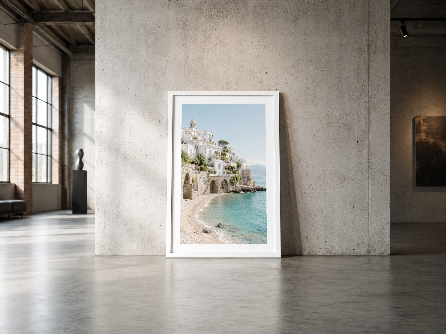 İtalyan Amalfi kıyısının mistik atmosferini ve pastel tonlarını beyaz çerçeveyle vurgulayan minimalist duvar sanatı.