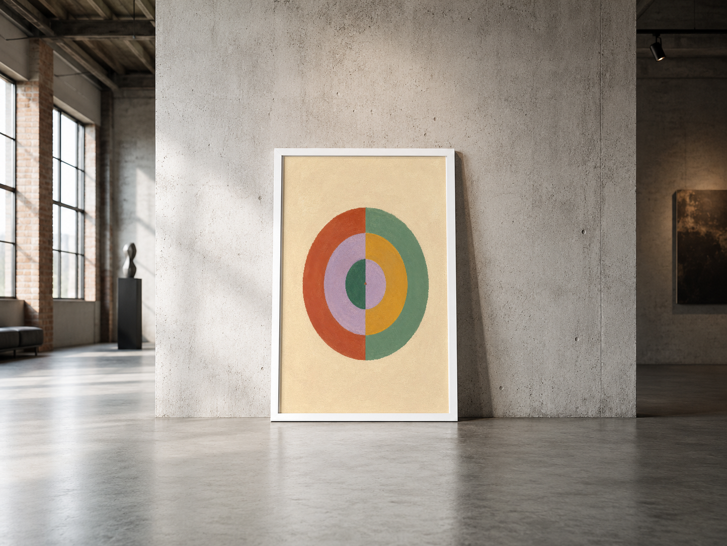 Geometrik çok renkli daire motifli poster, beyaz çerçeveli, endüstriyel loft alanında sergilenen.