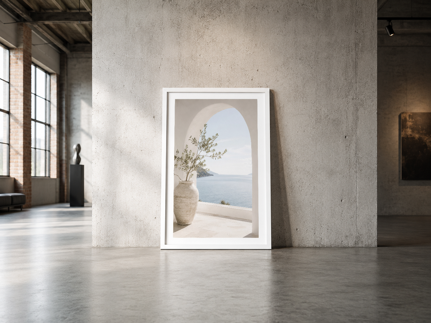Beyaz çerçeveli deniz manzarası tablosu, endüstriyel stilin soğuk tonlarını yumuşatan minimalist sanat eseri.