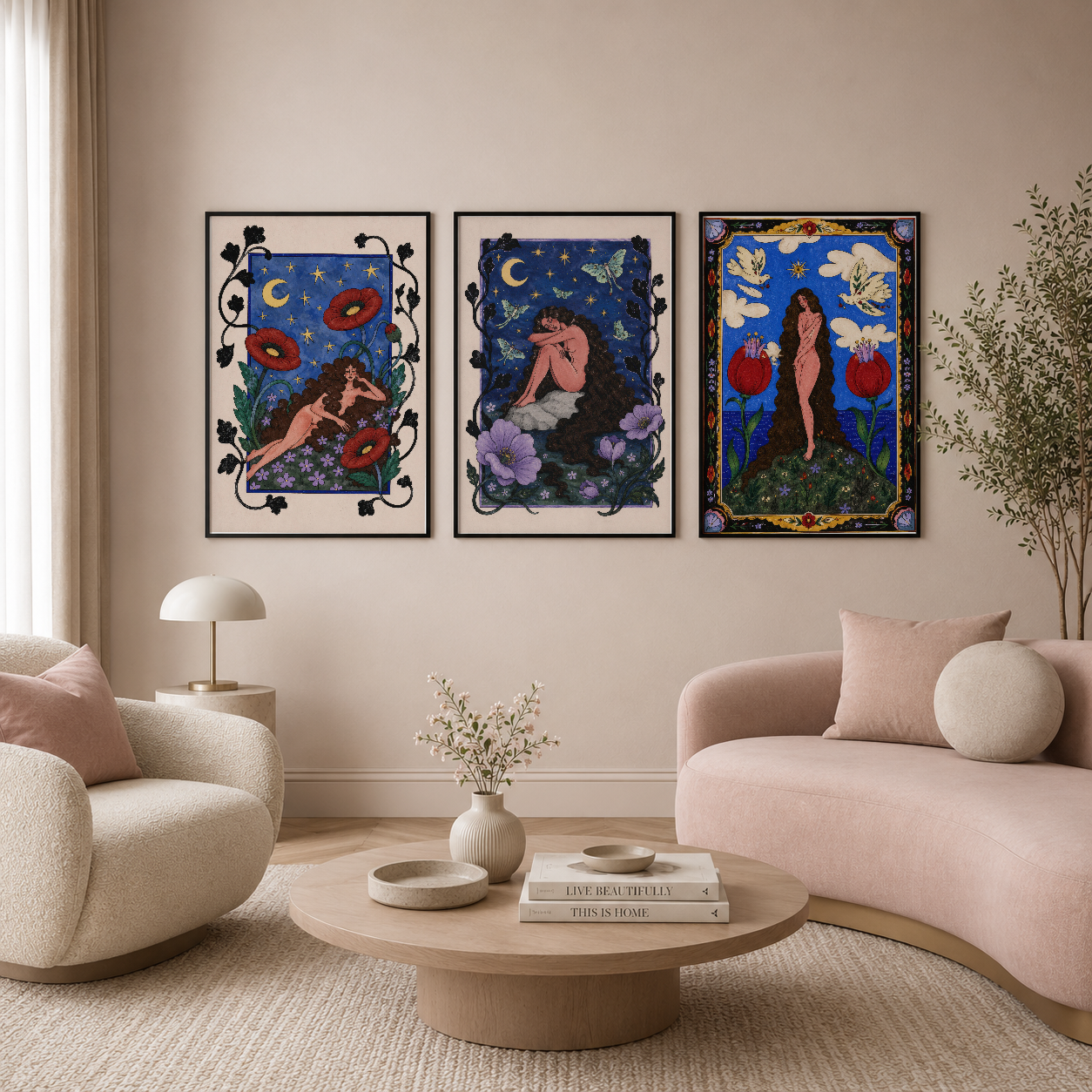 Çerçeveli üç parça sanat eseri, koyu mavi ve kırmızı renkleriyle contemporary salon dekorasyonunda.