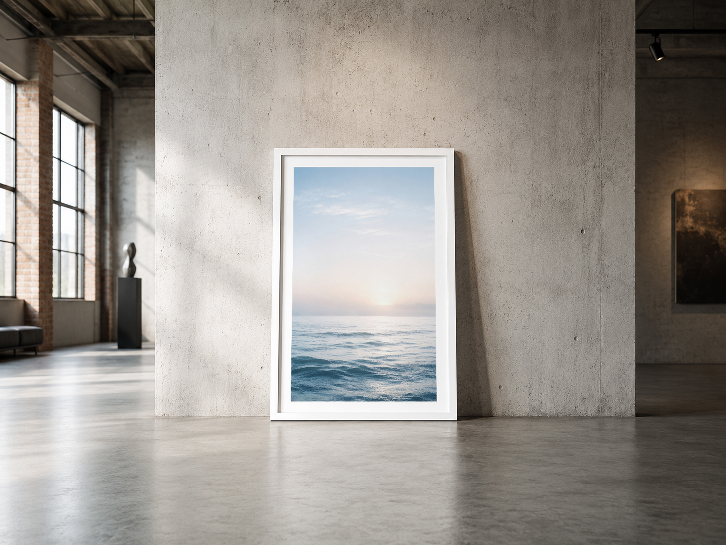 Gün batımı deniz sahnesi poster, endüstriyel loft alanında beyaz çerçeve içinde görkemli bir odak noktası oluşturuyor.