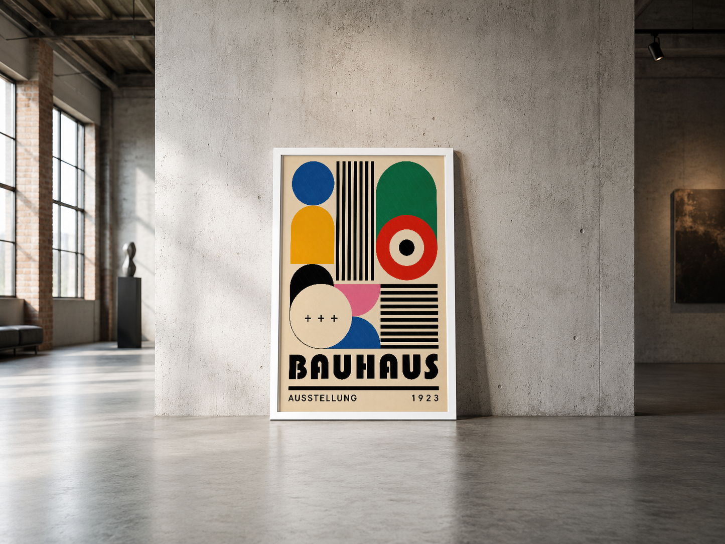 Siyah çerçeveli Bauhaus afişi, endüstriyel mekanda sanat ve tasarım mirasını yansıtıyor.