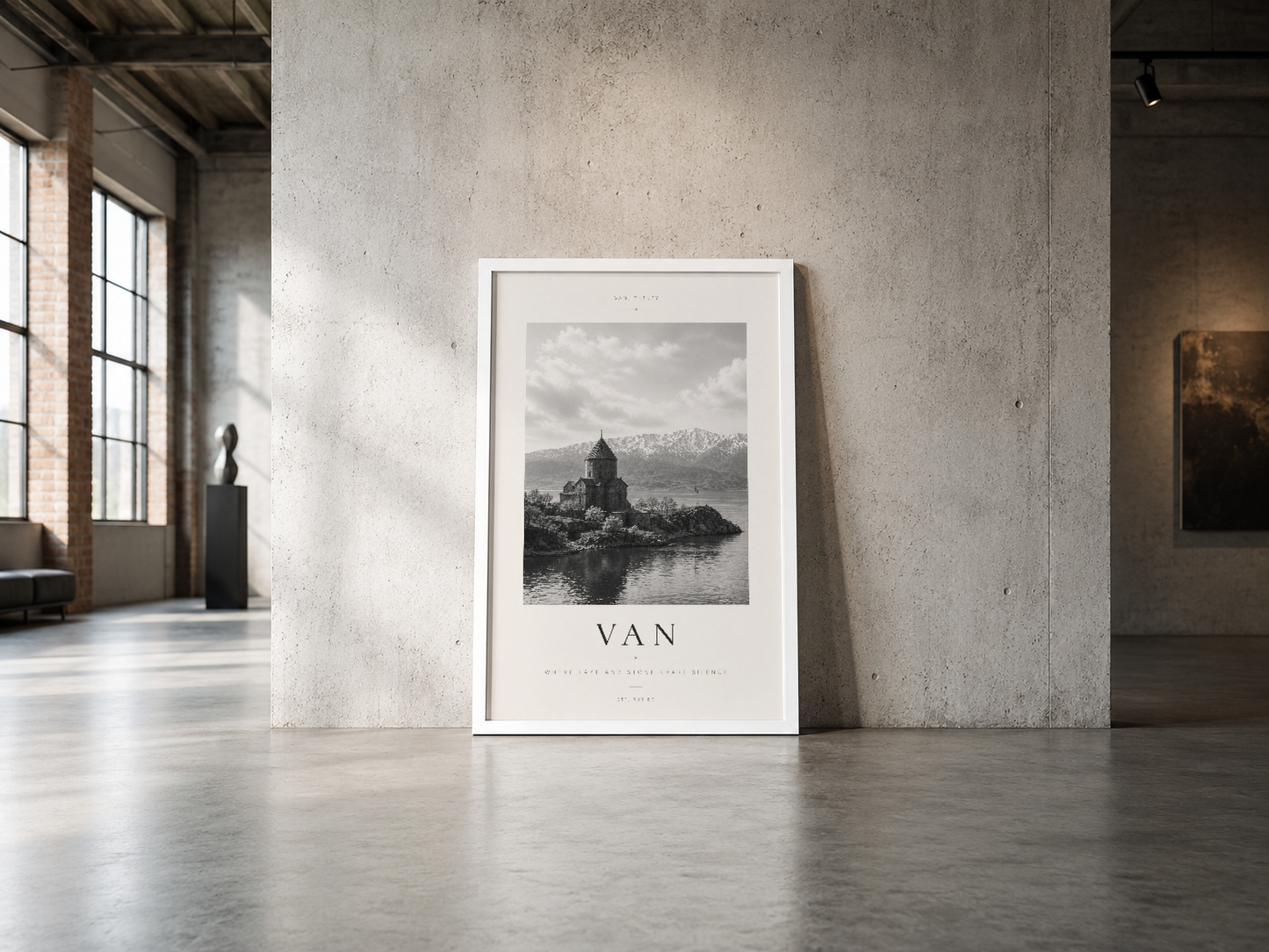 Minimalist siyah beyaz dağ manzarası posteri, endüstriyel beton duvarın üzerinde çerçeveye alınmış.