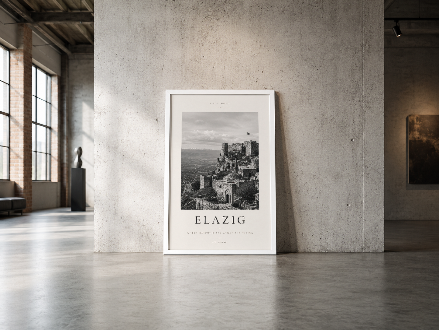 Endüstriyel mekanda beyaz çerçeveli Elâzığ kale fotoğrafı, minimalist tasarım ve şehir mimarisi posteri.