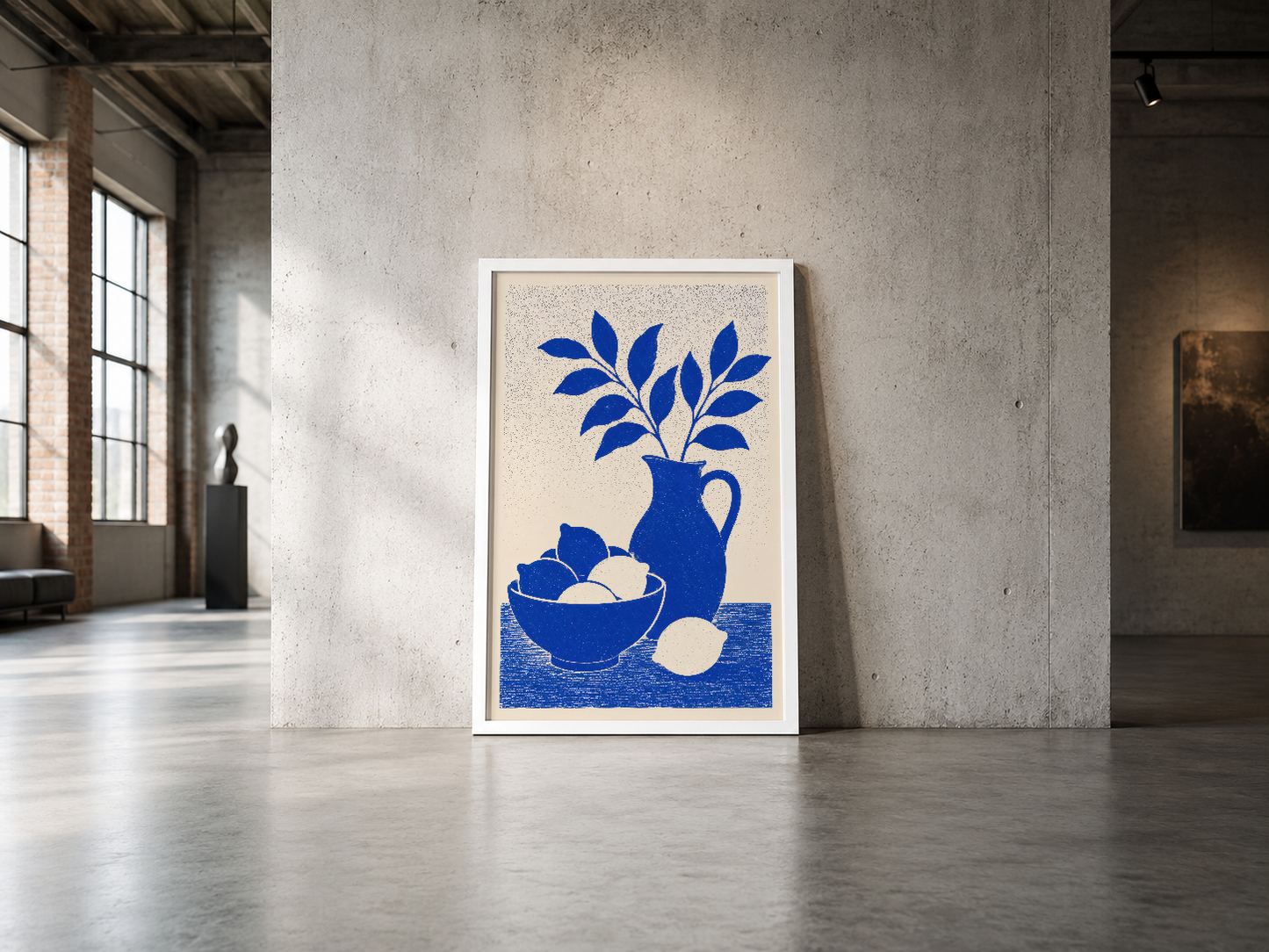Minimalist mavi yapraklar ve seramik vazo tasarımlı poster, endüstriyel mekanın temiz duvarında sergileniyor.