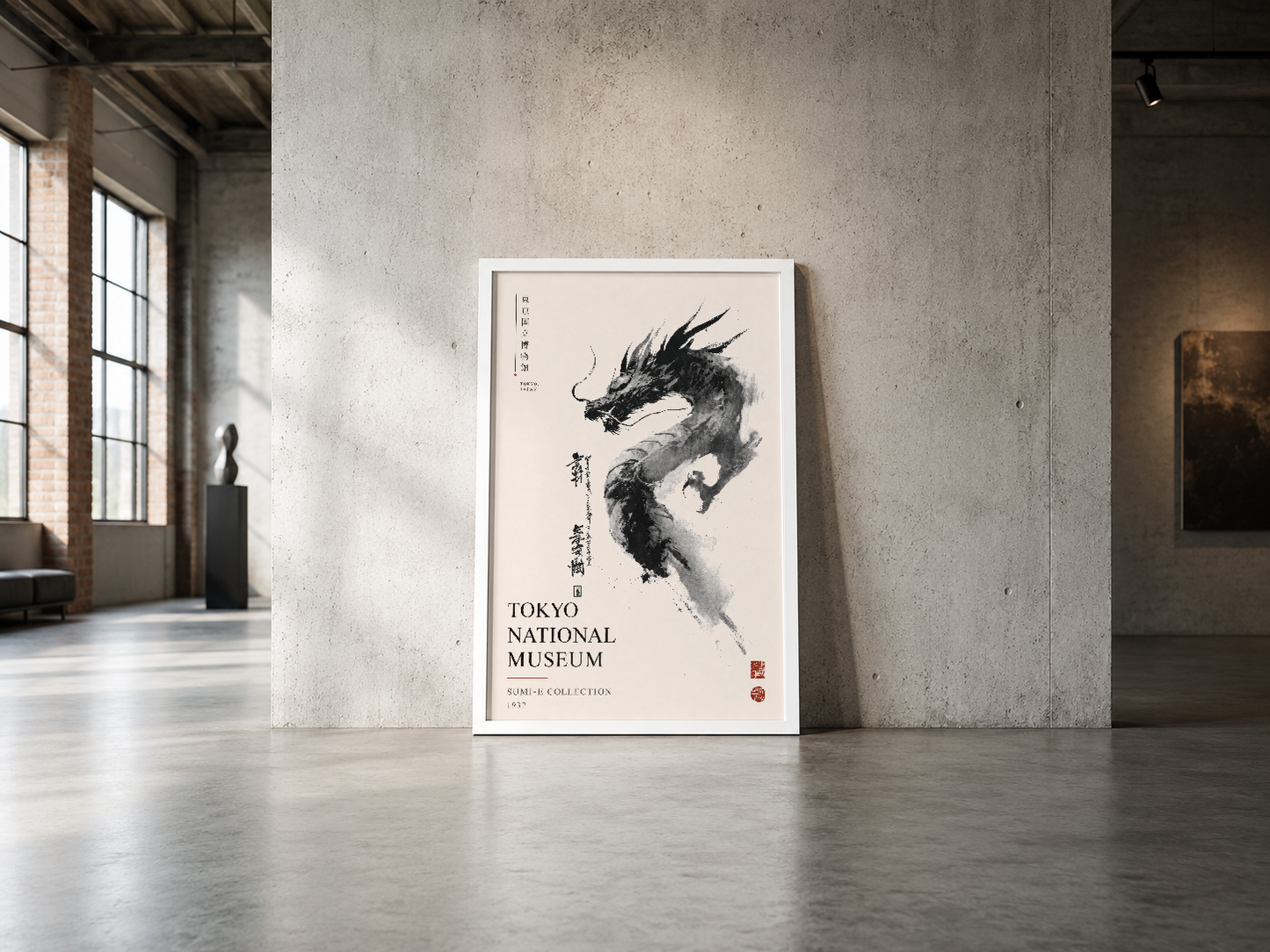 Müze sergisi stilinde siyah ve beyaz ejderha tasarımı, endüstriyel mekanda zeminde sergilenen çerçeveli poster.