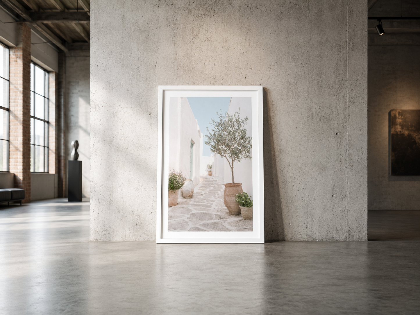 Sakin seramik pot ve ağaç motifleri taşıyan minimalist sanat eseri, endüstriyel mekan tasarımında etkileyici odak noktası.