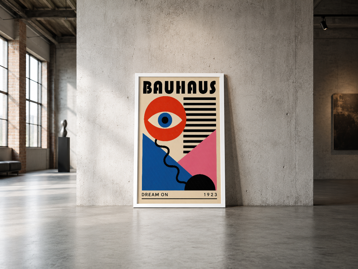 1923 Bauhaus posterinin soyut tasarımı, krem çerçevesi ve endüstriyel mekanda minimalist sergisi.