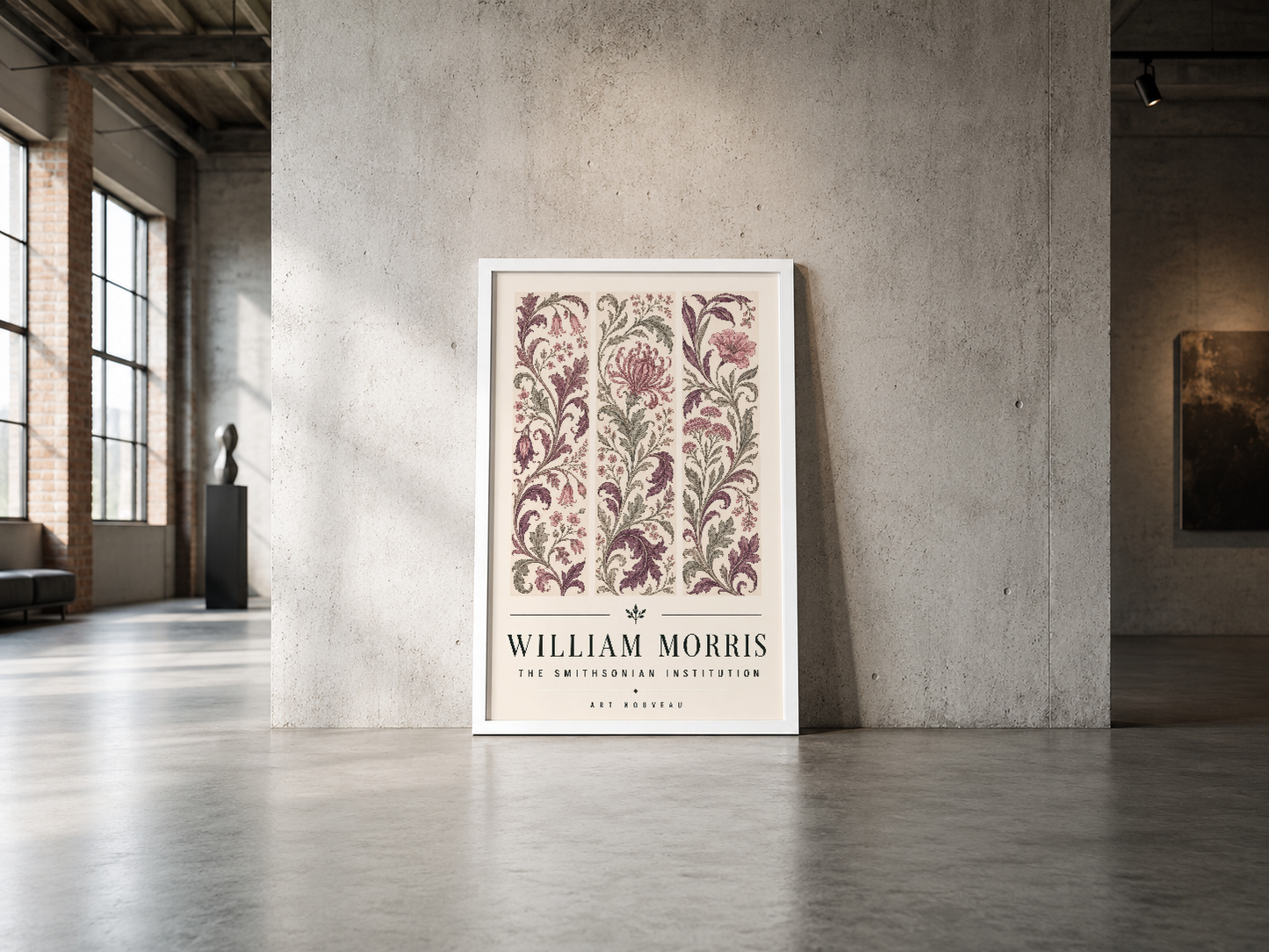 William Morris çiçek motifleri poster, beyaz çerçevede, endüstriyel galeri alanında minimalist sergileme.