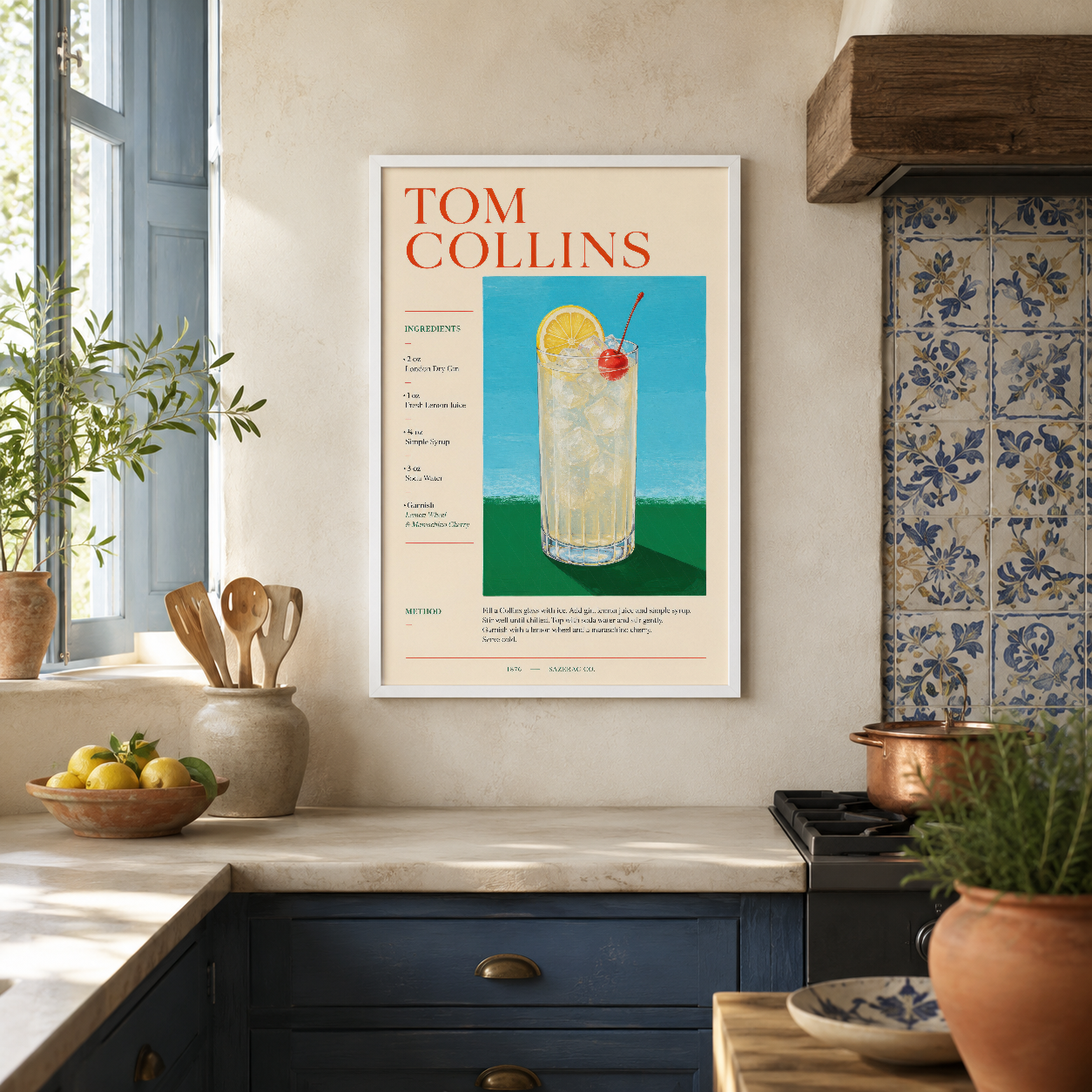 Tom Collins kokteyli tarifi, 70'ler estetiği, modern mutfakta beyaz çerçeveli duvar posteri olarak gösterilen klasik içki