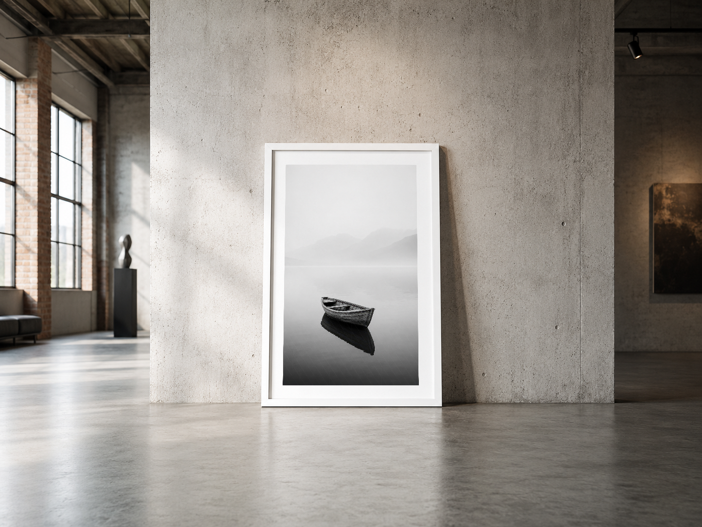 Tekne motiflı minimalist siyah beyaz poster, beyaz çerçevesi ile endüstriyel galeride çağdaş şıklığı vurgulayan etkileyici