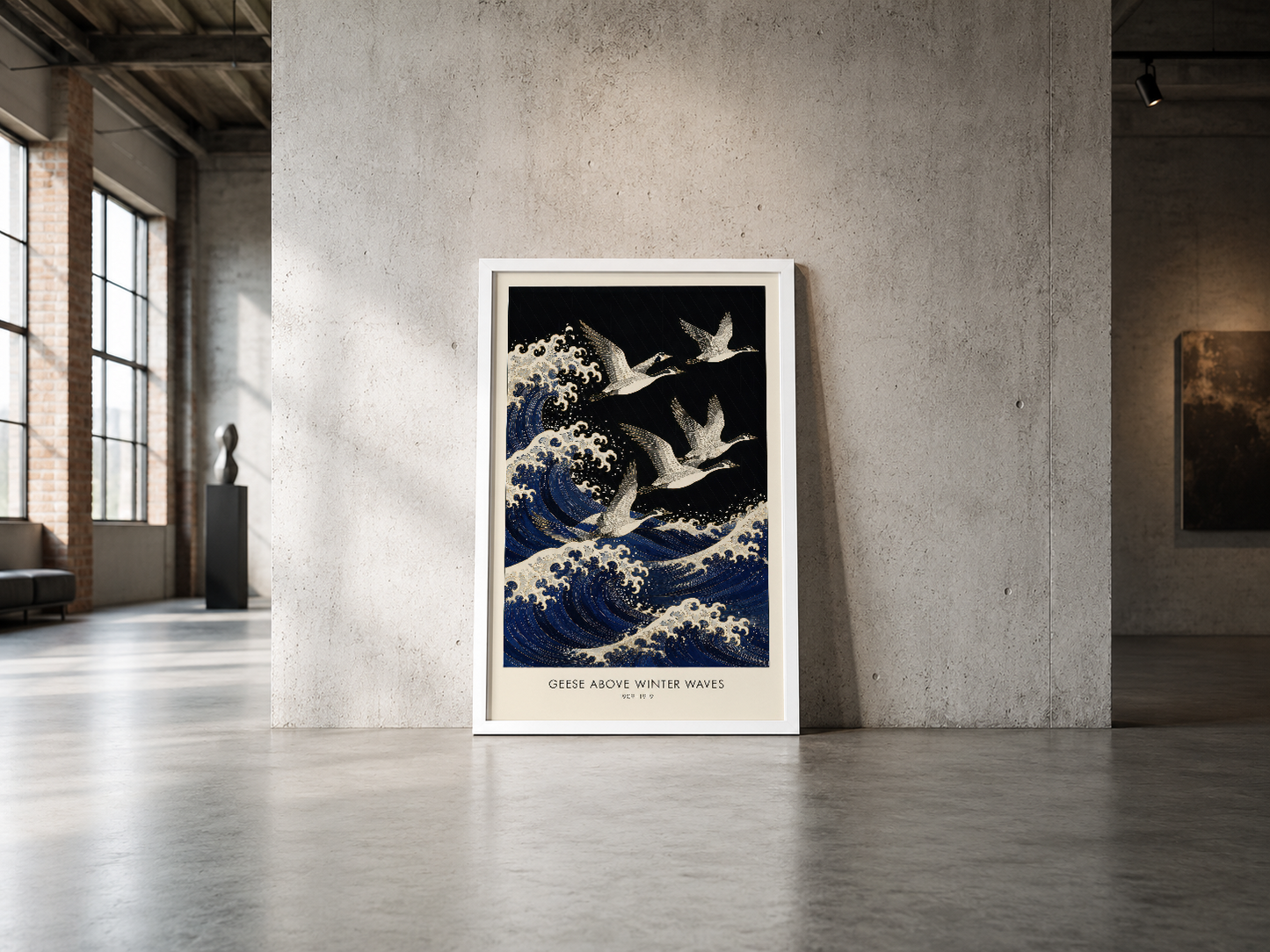 Beyaz çerçeveli poster, endüstriyel beton duvarda, koyu mavi dalgaları ve uçan kuşları gösteren minimalist tasarım.