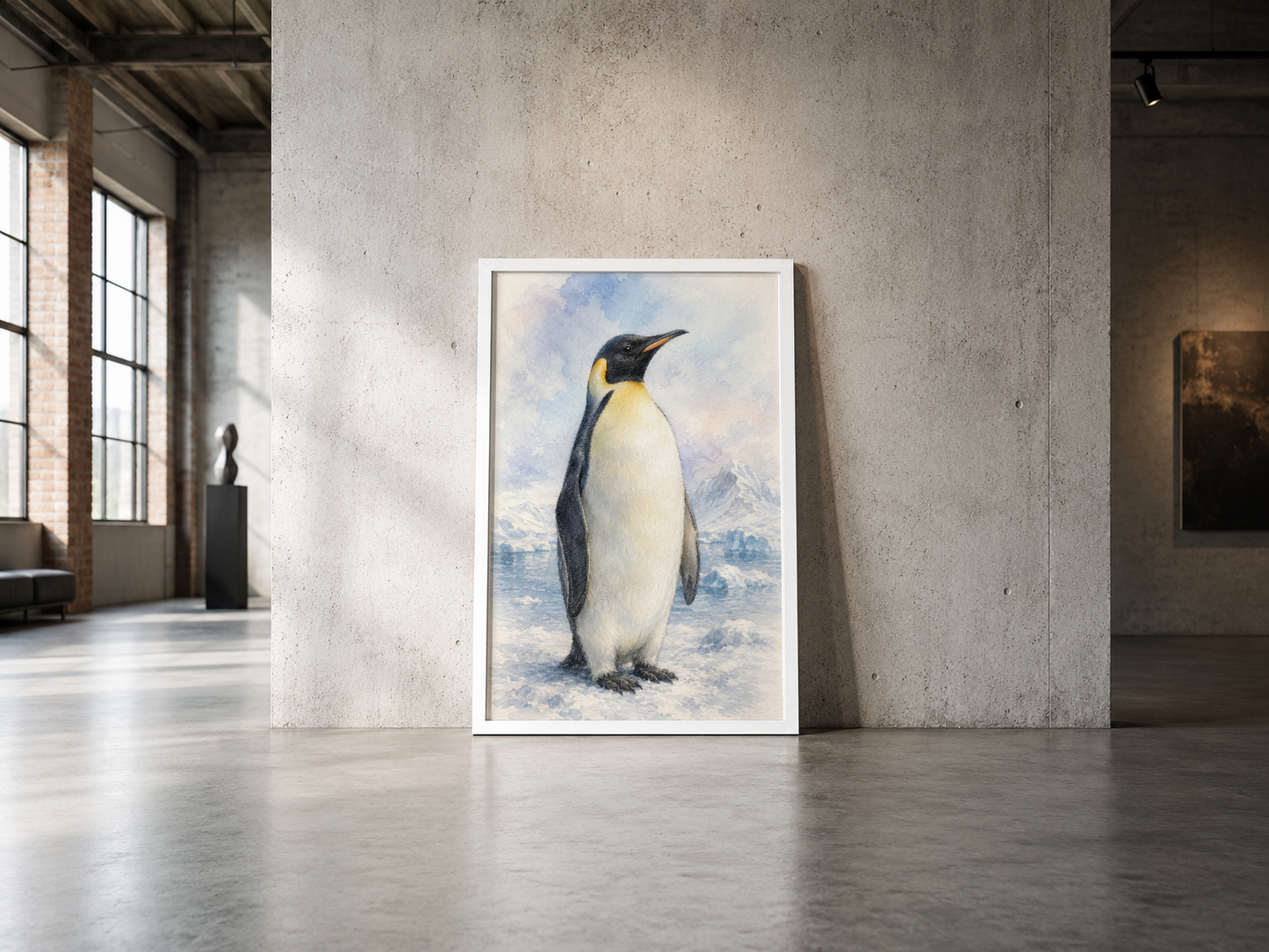Beyaz çerçeveli penguen poster, endüstriyel betonlu mekanda minimalist duvar dekorasyonu olarak konumlandırılan.