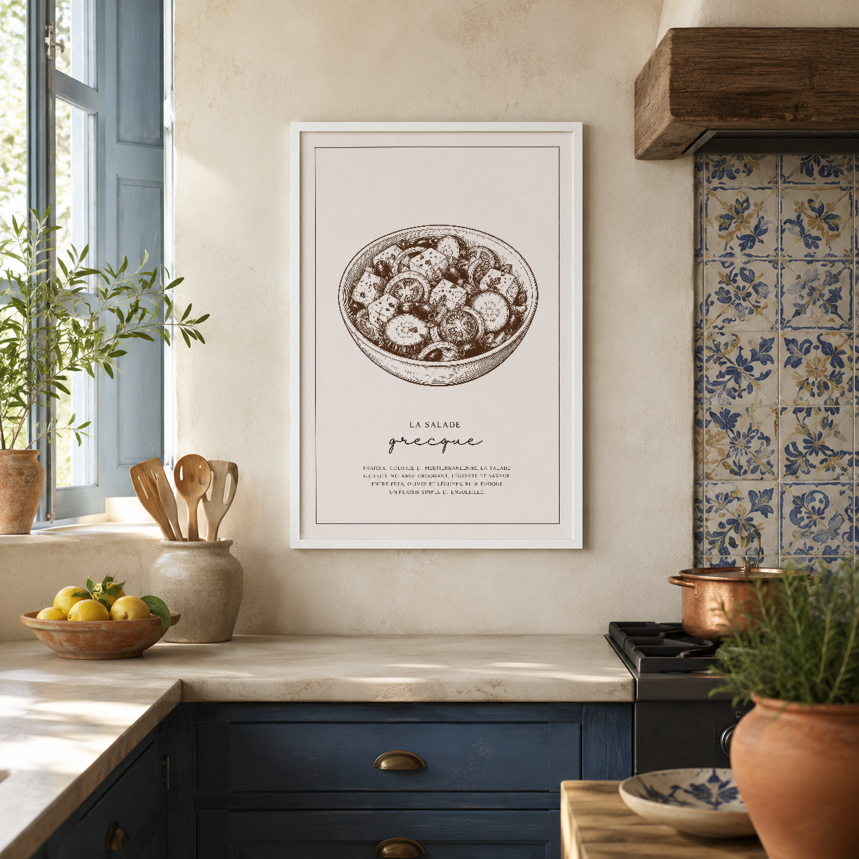 Beyaz çerçeveli, klasik Greciaque salatası illüstrasyonlu poster, modern mutfak alanında.