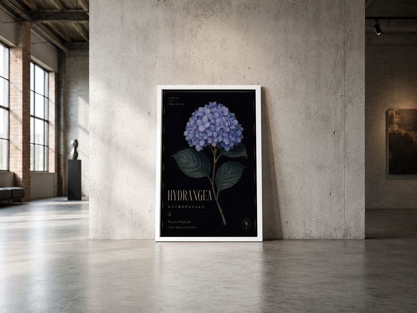 Endüstriyel konsept alanında beyaz çerçeveli, botanik tasarımlı hydrangea posteri modern minimalist tarzı yansıtır.