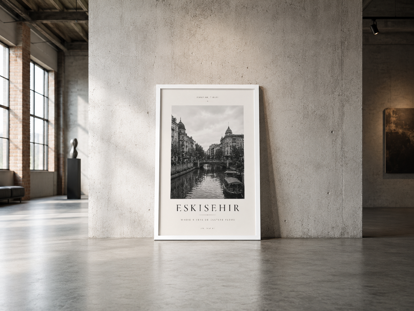 Eskişehir kanallı sokak sahnesi, beyaz çerçeveli poster, endüstriyel beton duvarda asılı.