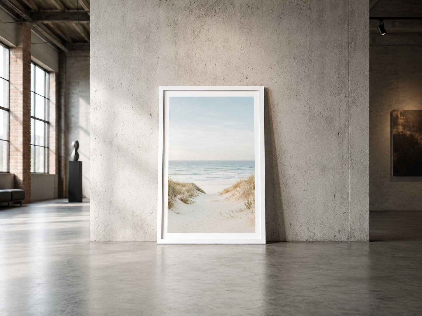 Beyaz çerçeveli kumsal ve deniz görünümü tablosu, endüstriyel loft alanında sergilenen minimalist poster.