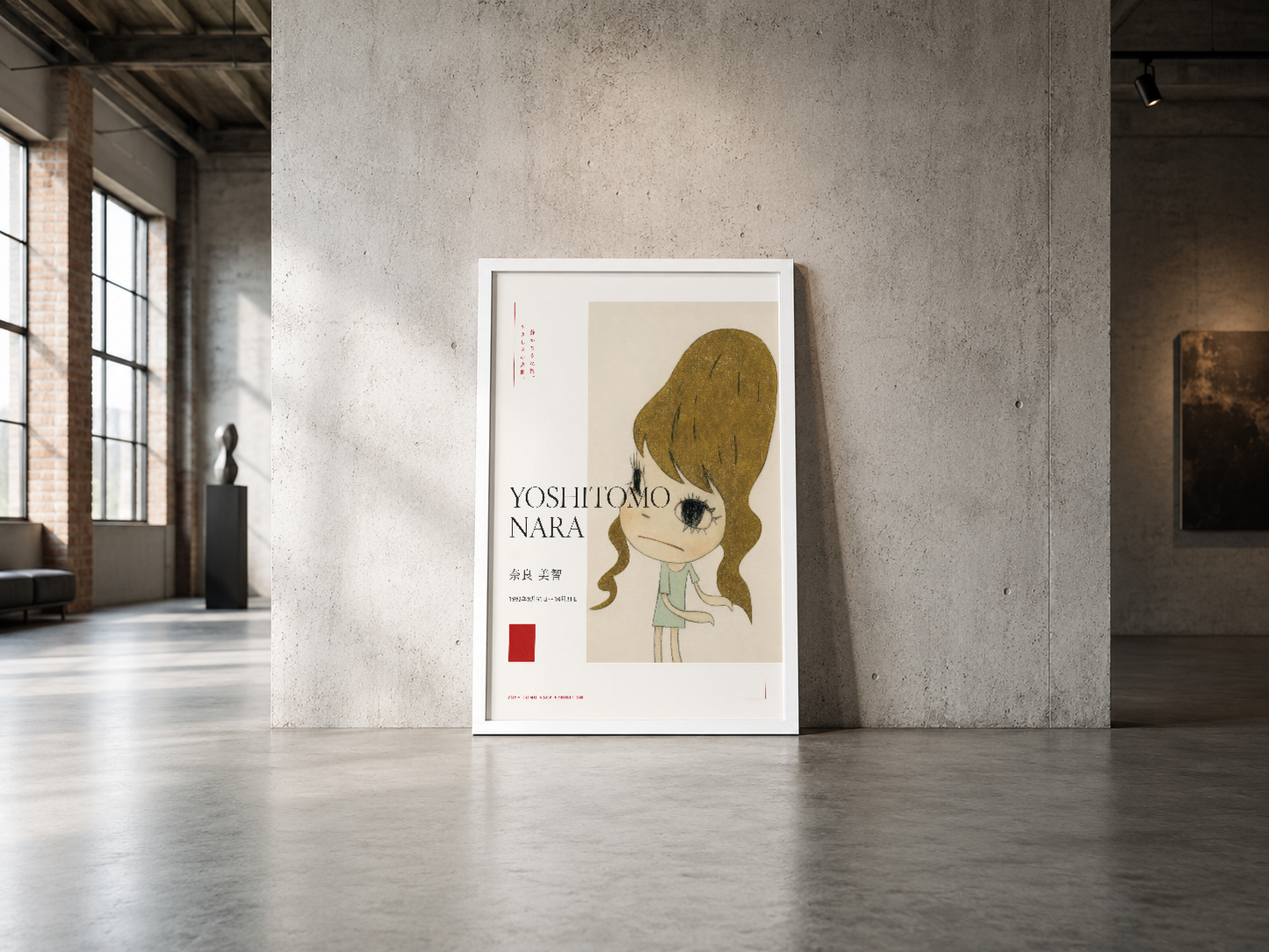 Beyaz çerçeveli poster, endüstriyel betonarme mekan içinde sergilenen Yoshitomo Nara'nın karakteristik illüstrasyonu.