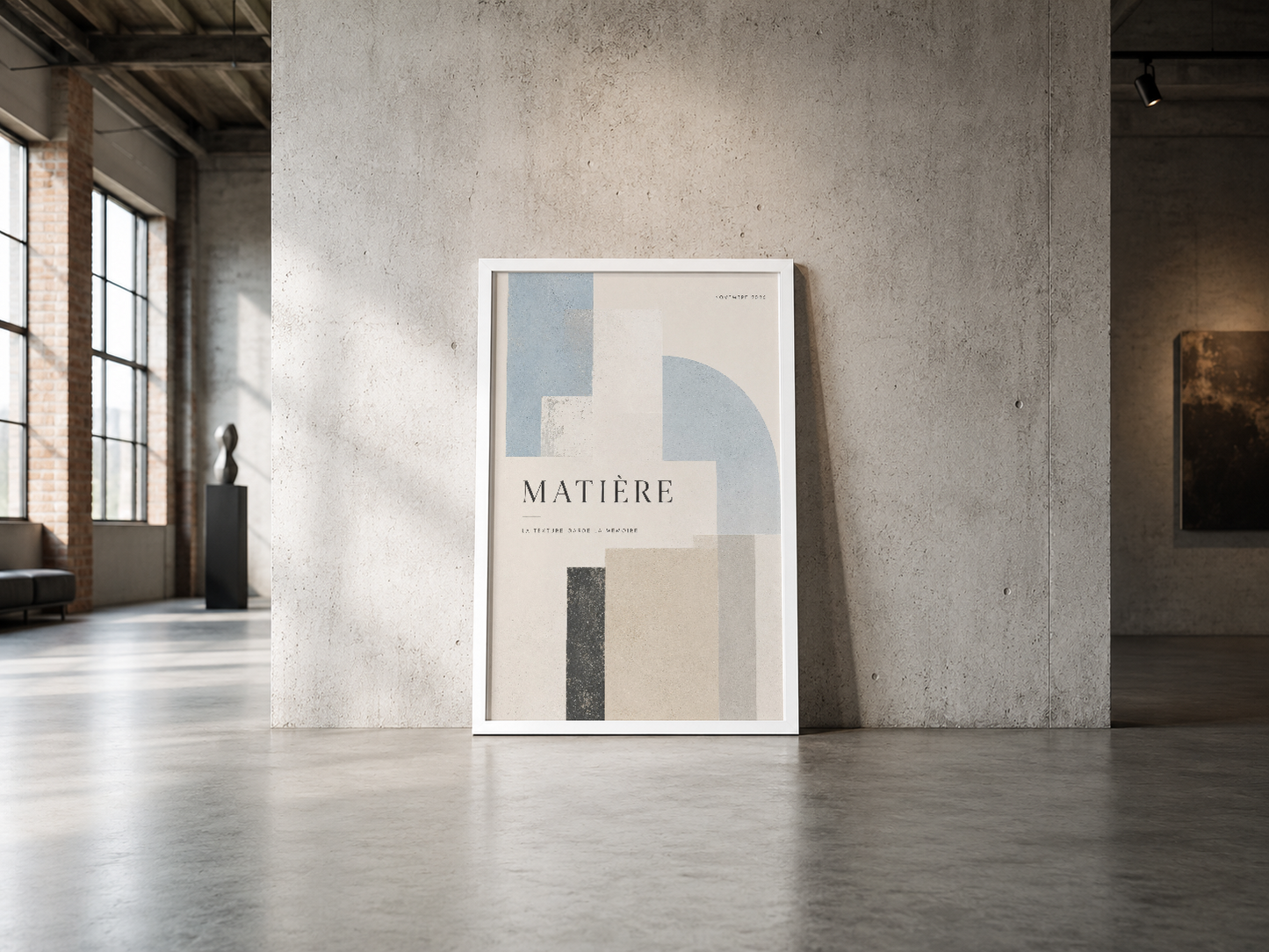Matière başlıklı minimalist sanat eseri, endüstriyel beton duvarın karşısında şık beyaz çerçeve ile sergileniyor.