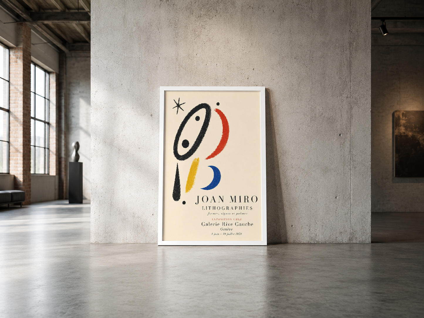 Joan Miró litograf sergisi posteri, beyaz çerçeveli, endüstriyel betonlu mekanda.